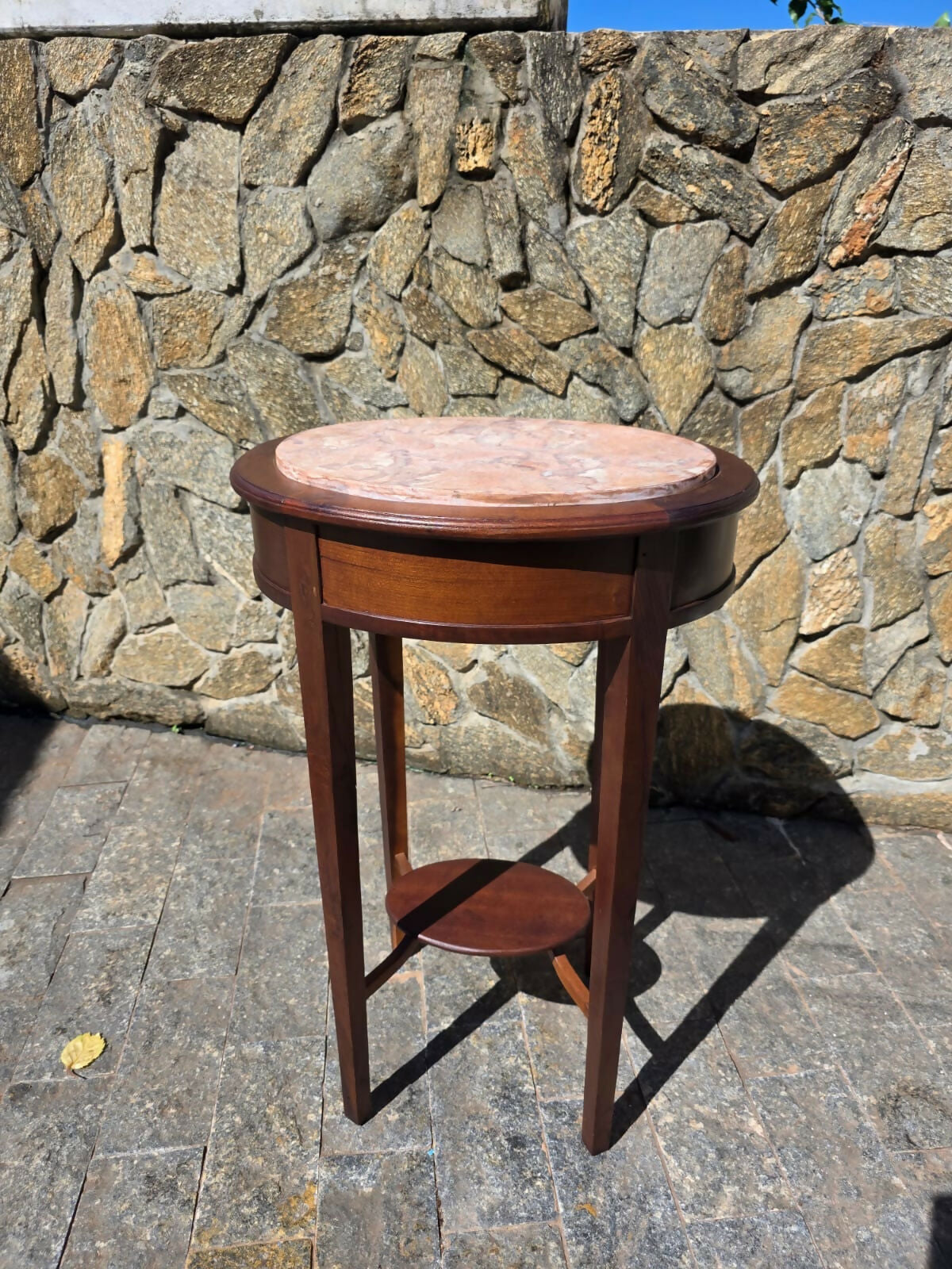 Antiga mesa auxiliar, com marchetaria, tampo em mármore rosa (restaurada!)