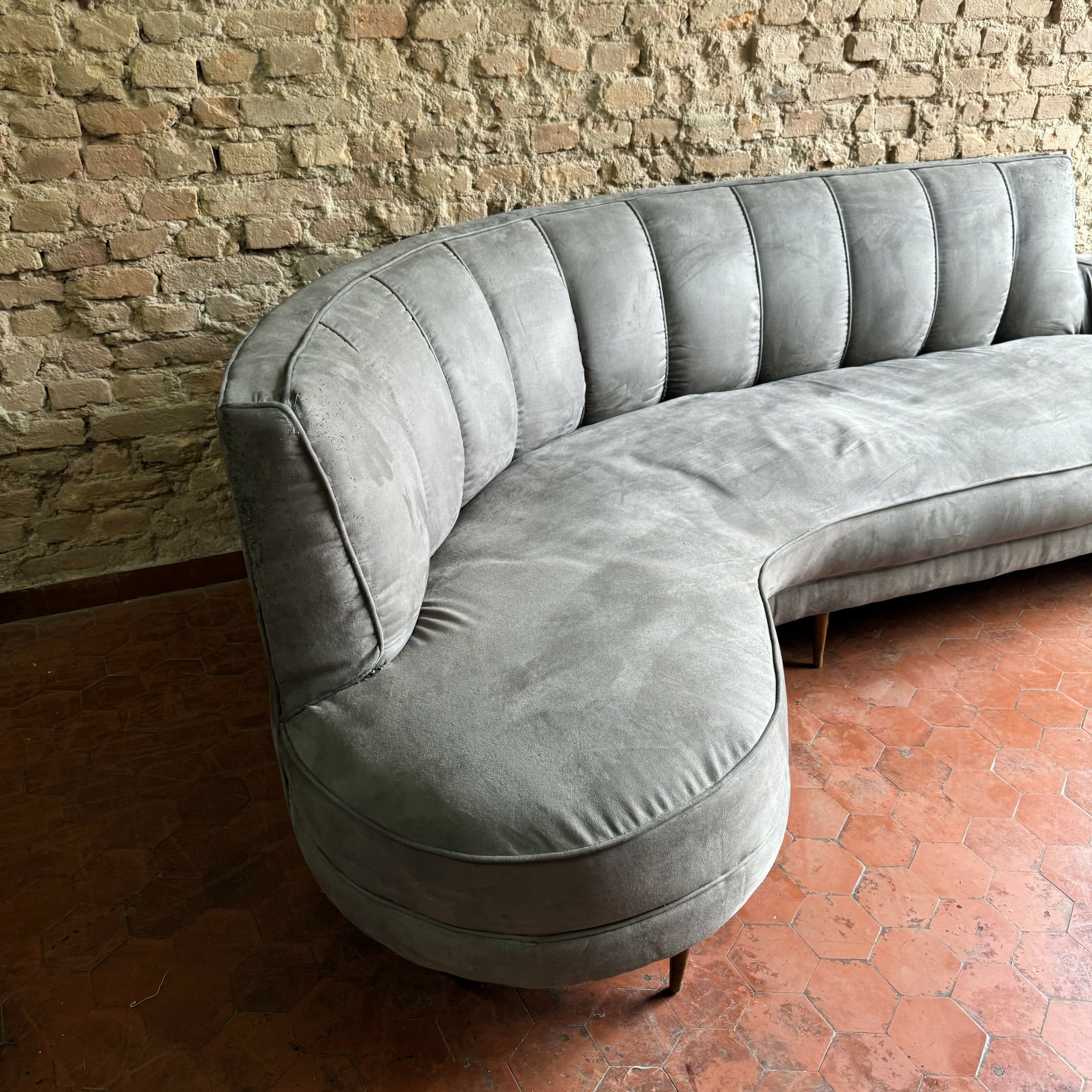 Sofá feijão anos 50 em suede cinza