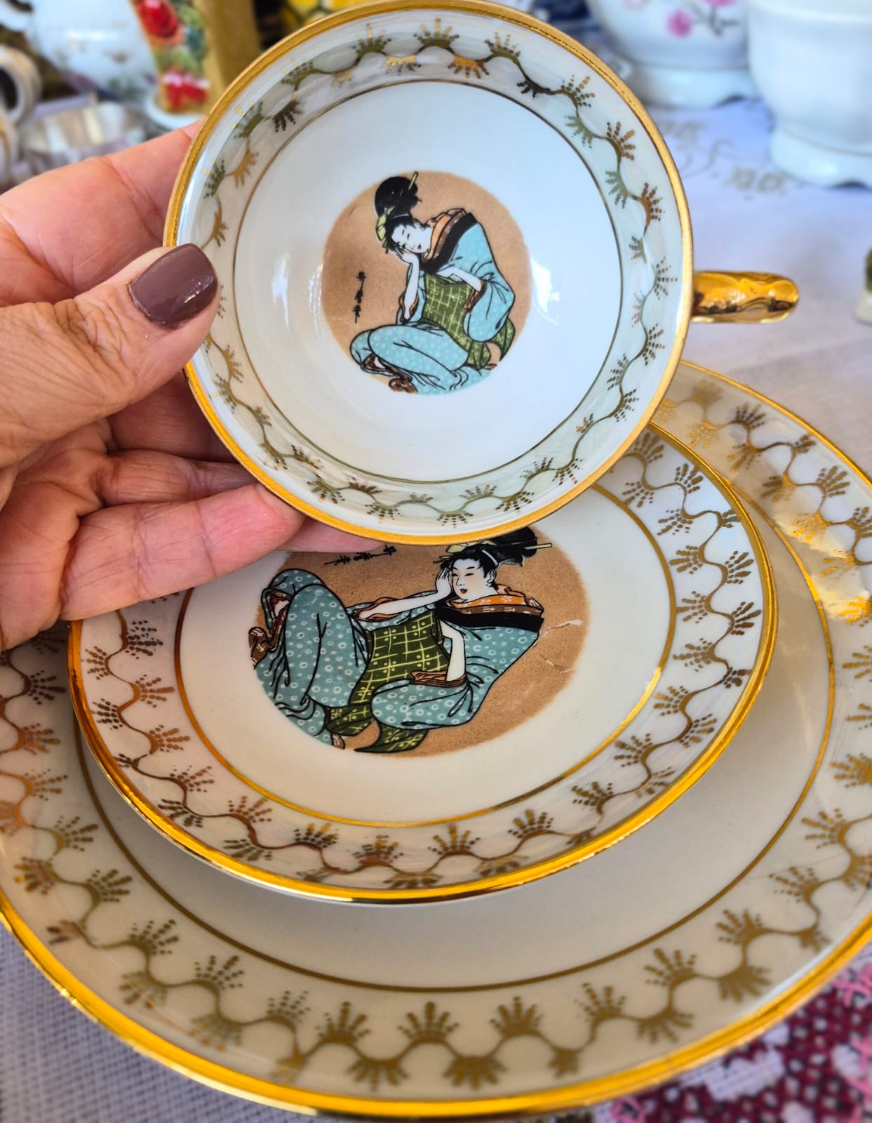  Conjunto de 7 trios em porcelana vintage nacional Condessa com motivos de gueixa