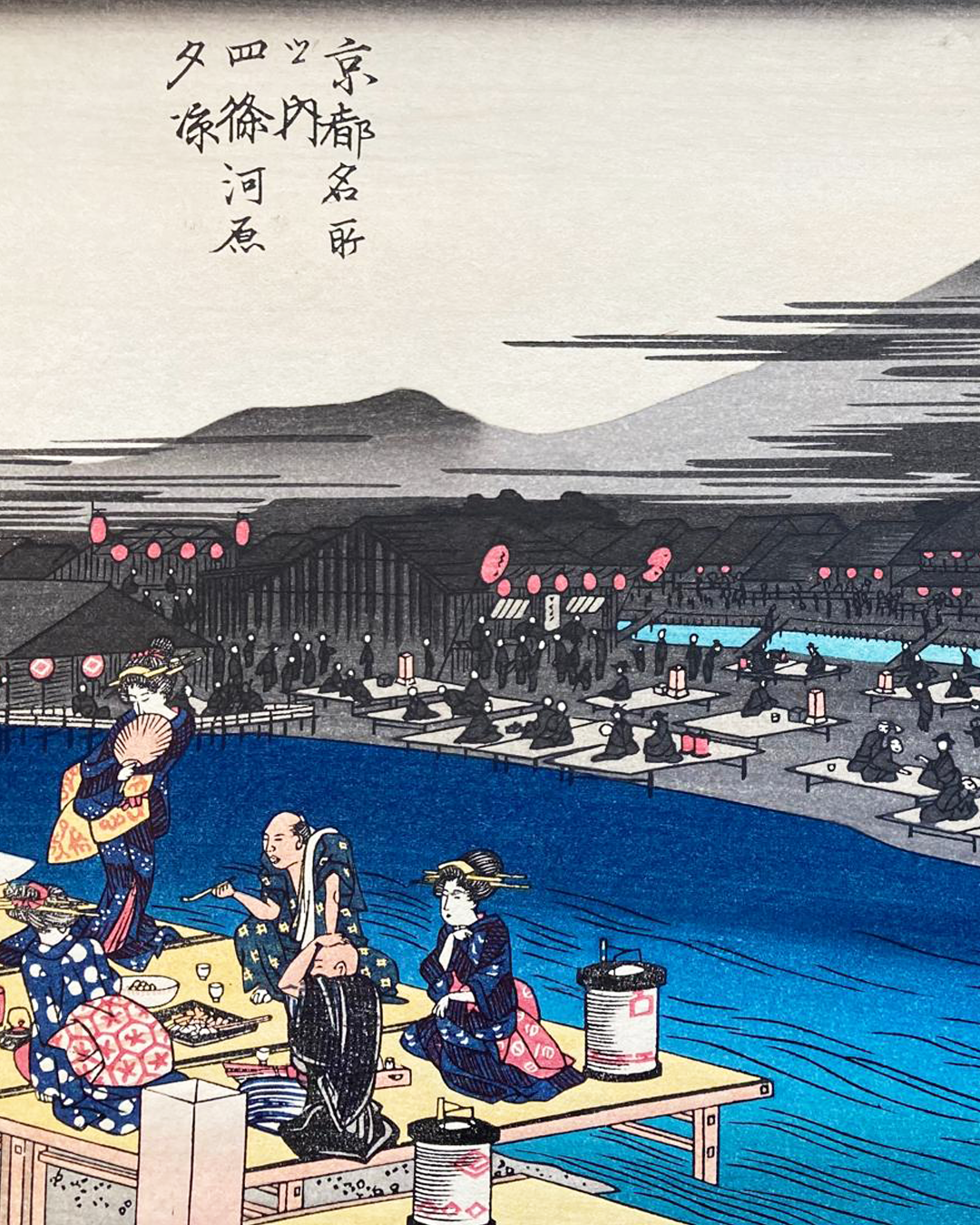 Xilogravura japonesa (Ukiyo-e) de Utagawa Hiroshige "Desfrutando do frescor da tarde no leito do rio em Shijō” (Shijō-kawara yūsuzumi)" - Autêntica