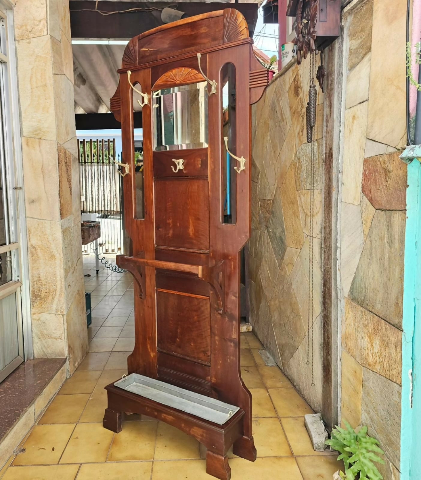Linda chapeleira império, em madeira de lei, com entalhes, suporte para guarda chuva. Ganchos em bronze.