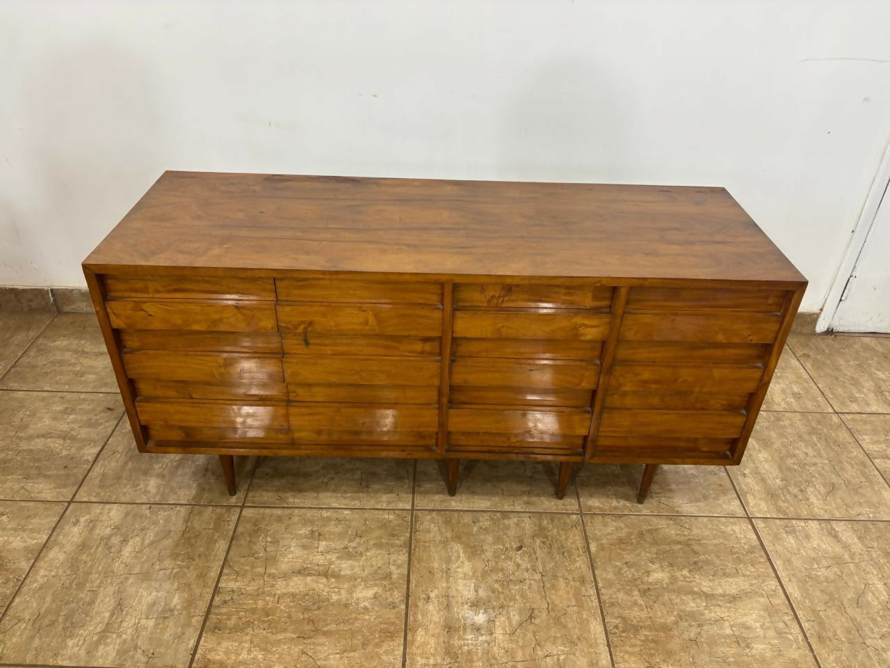 Buffet com cadeira embutida / Escrivaninha Carlo Hauner em Caviúna