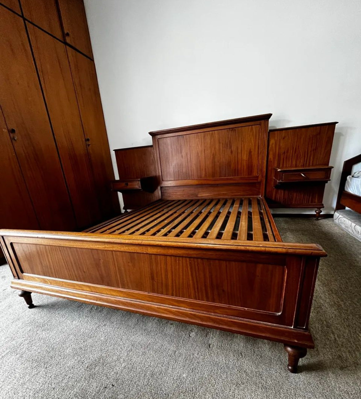 Cama de casal vintage com mesa de cabeceira removível em madeira maciça - anos 50