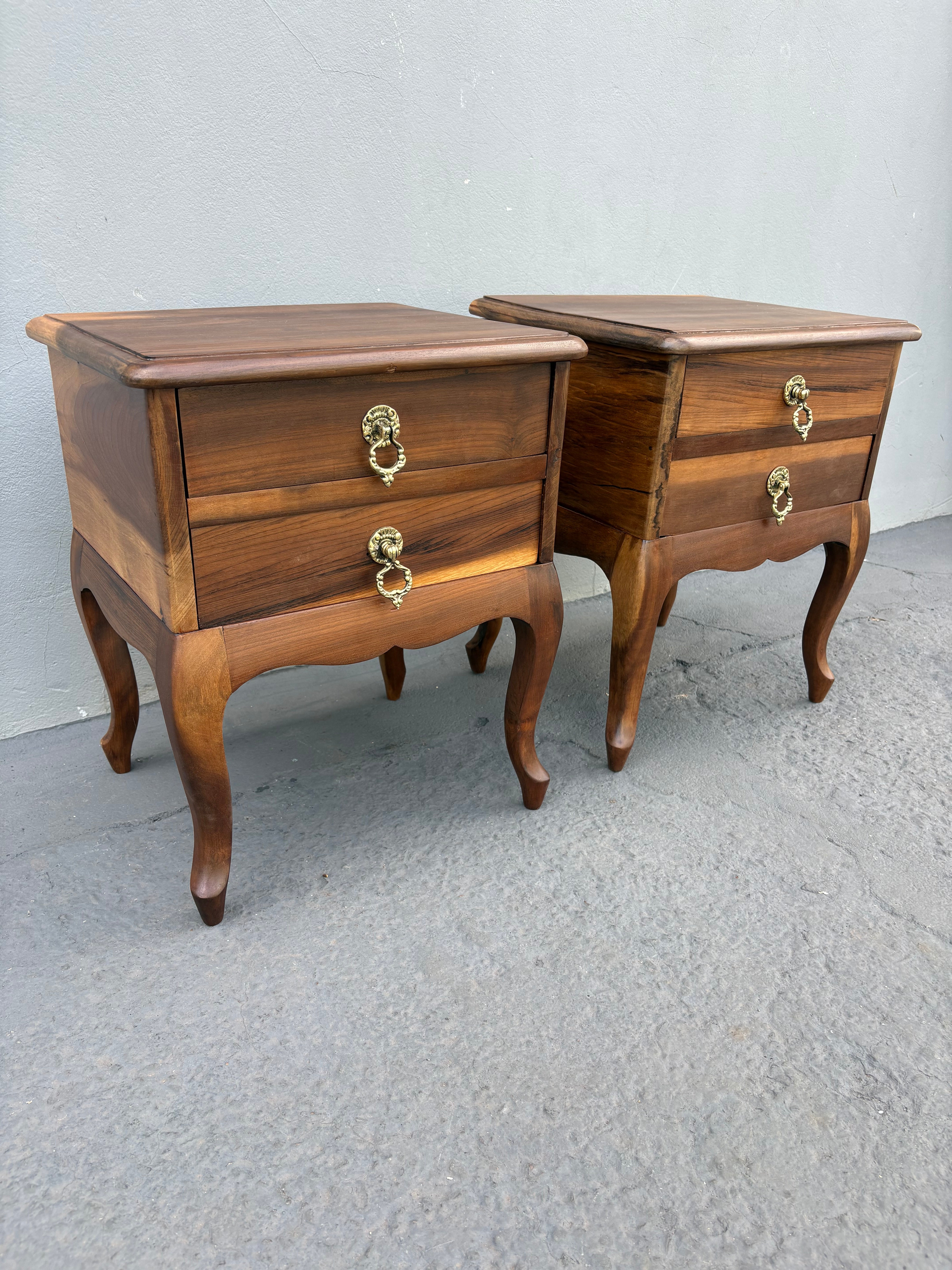 Par de Mesa de Cabeceira Luiz XV - Madeira Imbuia (2 gavetas) 
