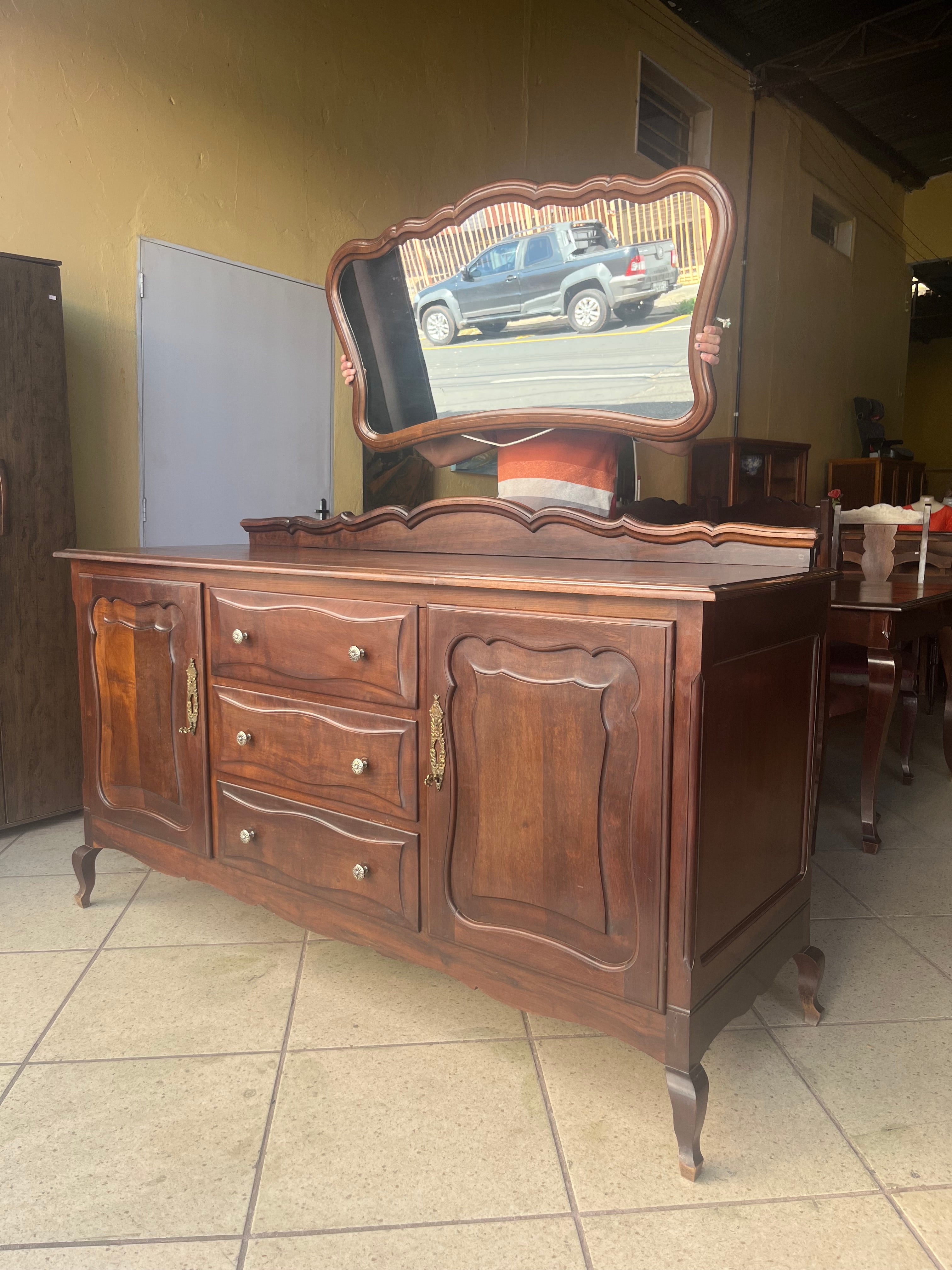 BELÍSSIMO BUFFET COM ESPELHO COM MAIS DE 80 ANOS