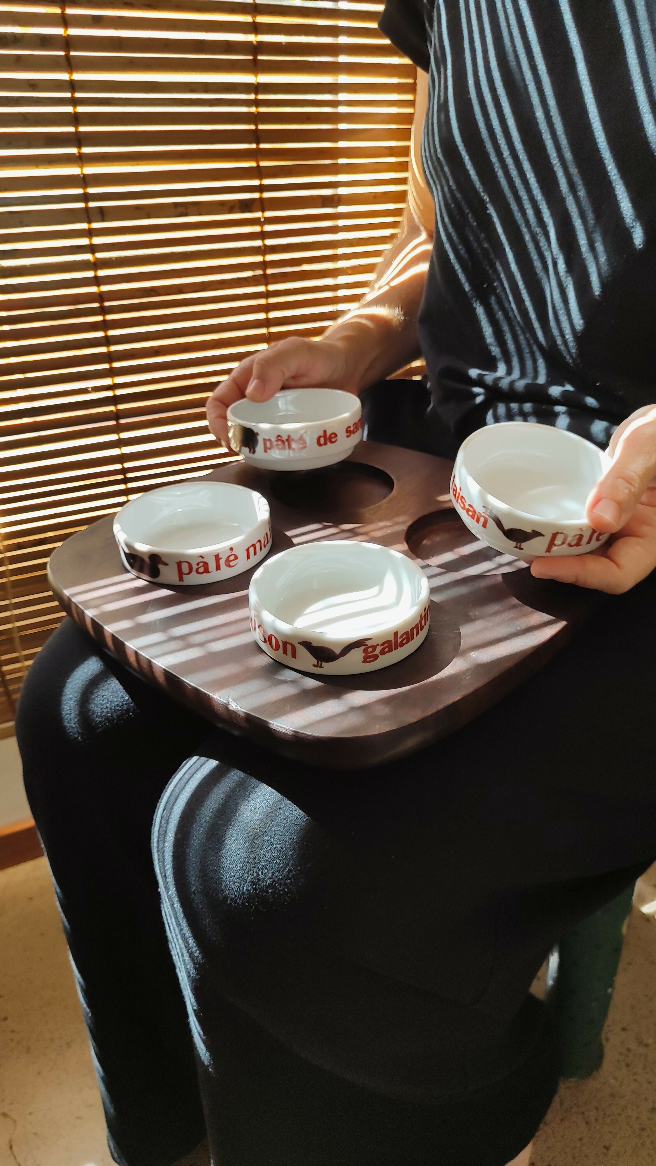 Conjunto em madeira nobre com recipientes em porcelana da adorada Tropic-Art