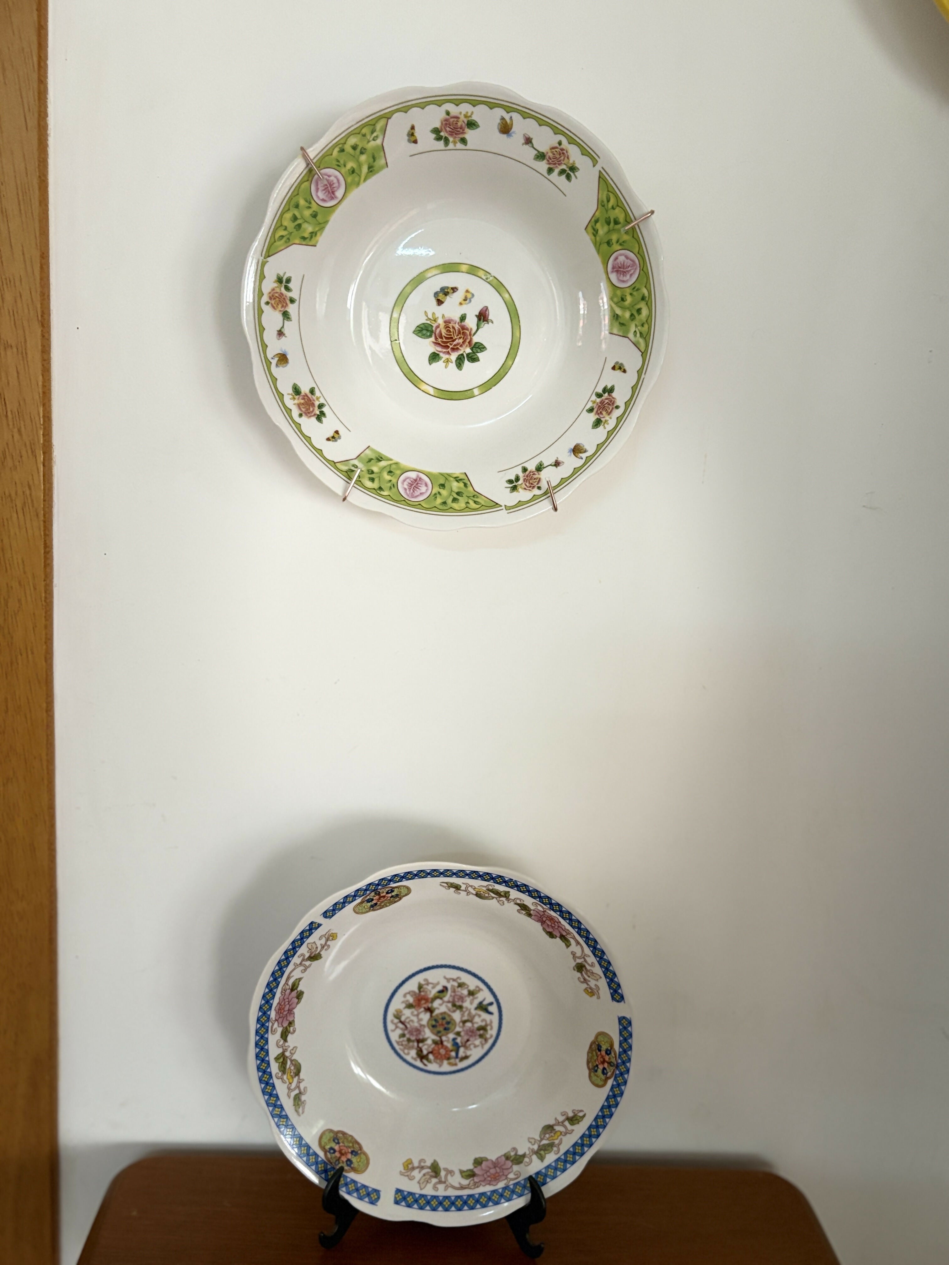 Pratos decorativos em porcelana com pinturas chinesas