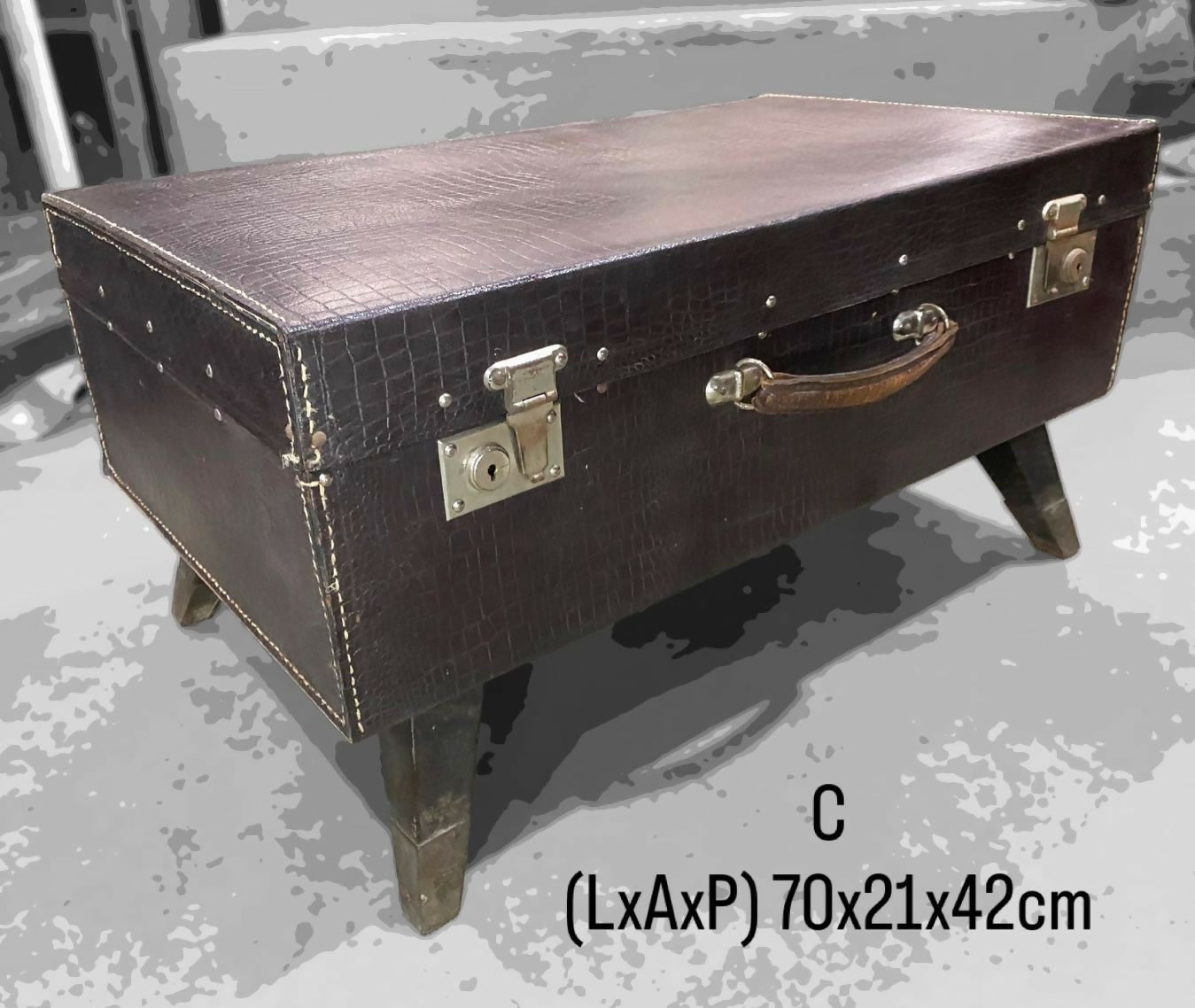 Mesa de centro customizada com mala antiga