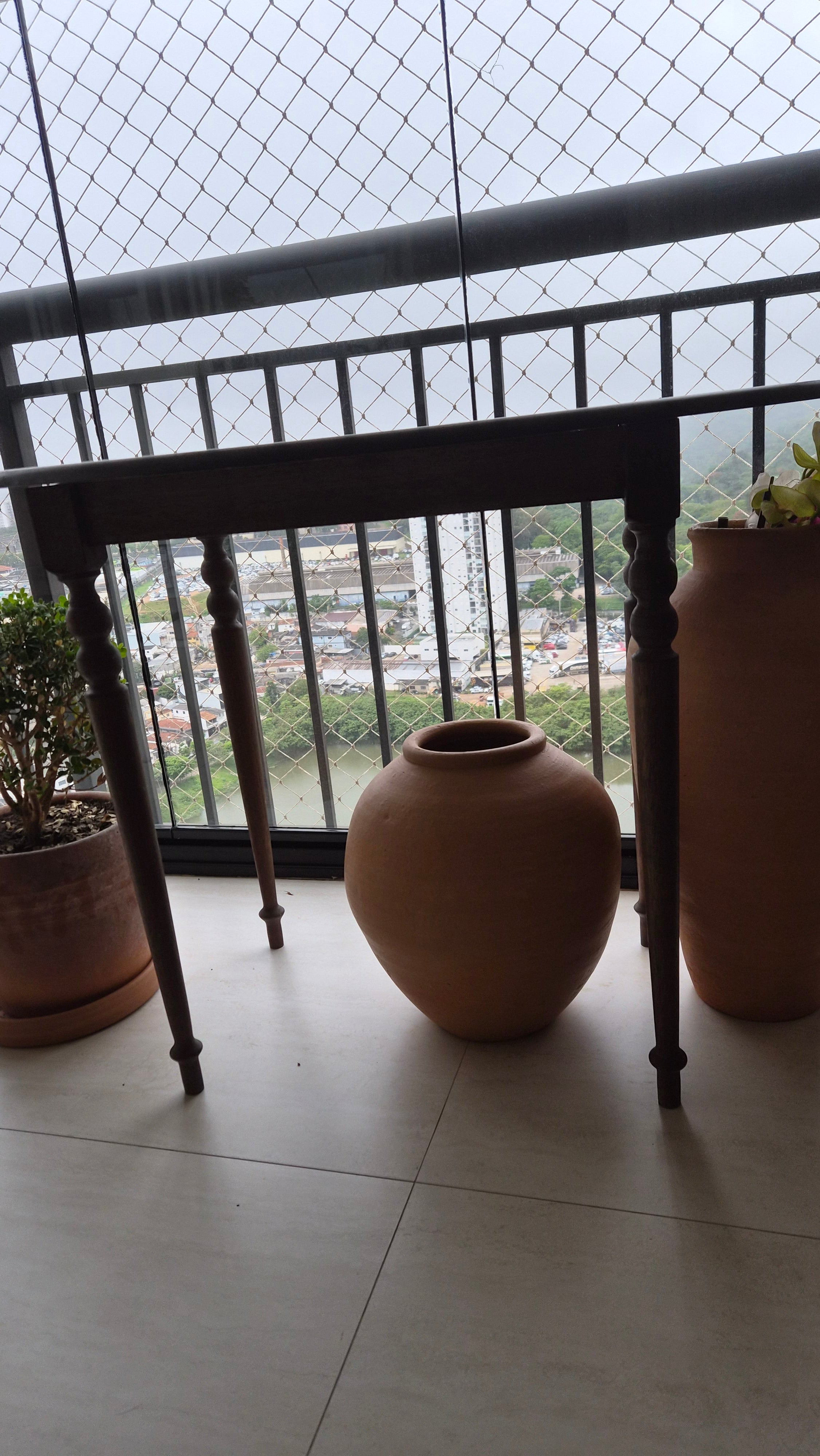 Mesinha Aparador Oval Lateral ou de apoio, em madeira com pés torneados e tampo florido