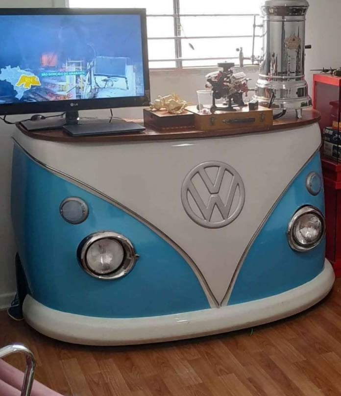 Balcão Aparador Kombi em azul e branco com tampo em madeira 