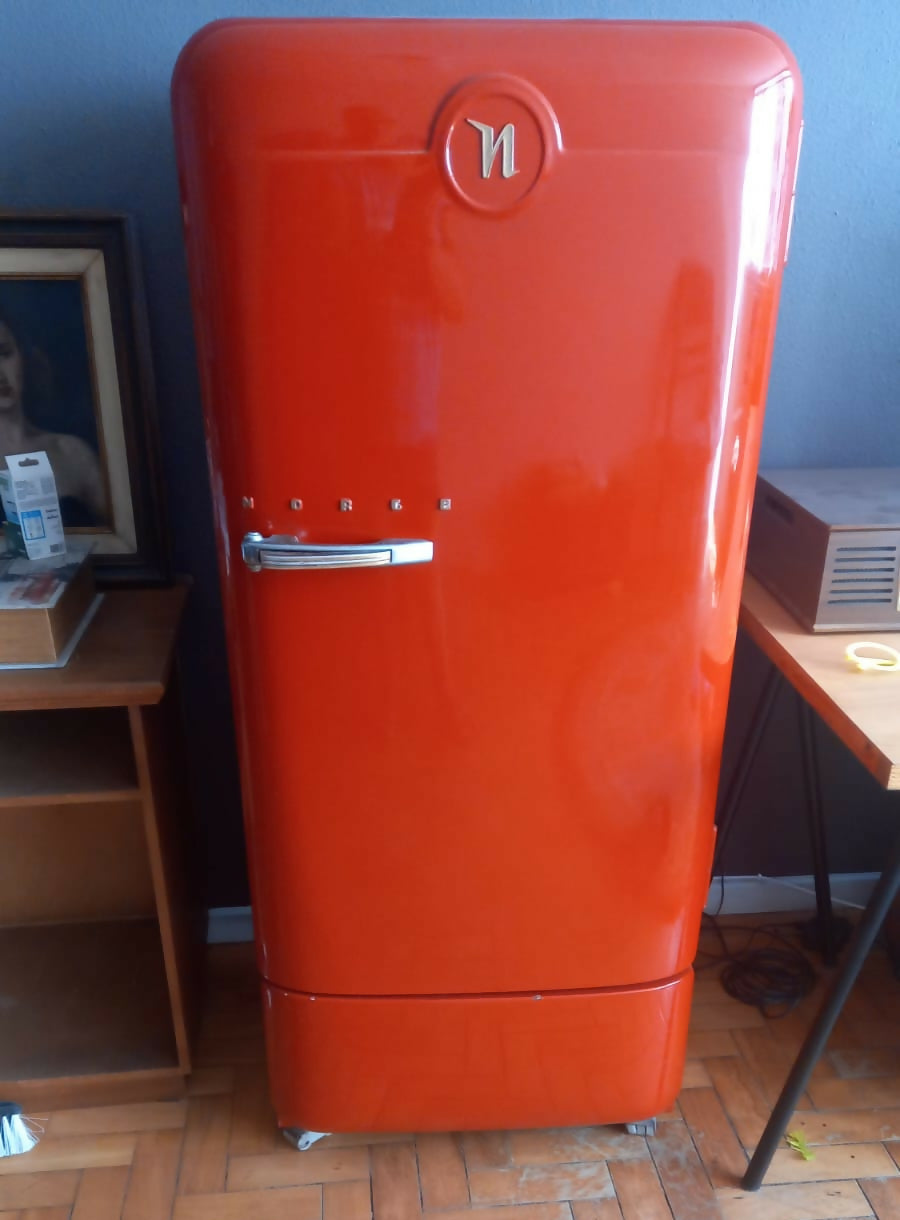 Geladeira vintage Norge em Vermelho vibrante