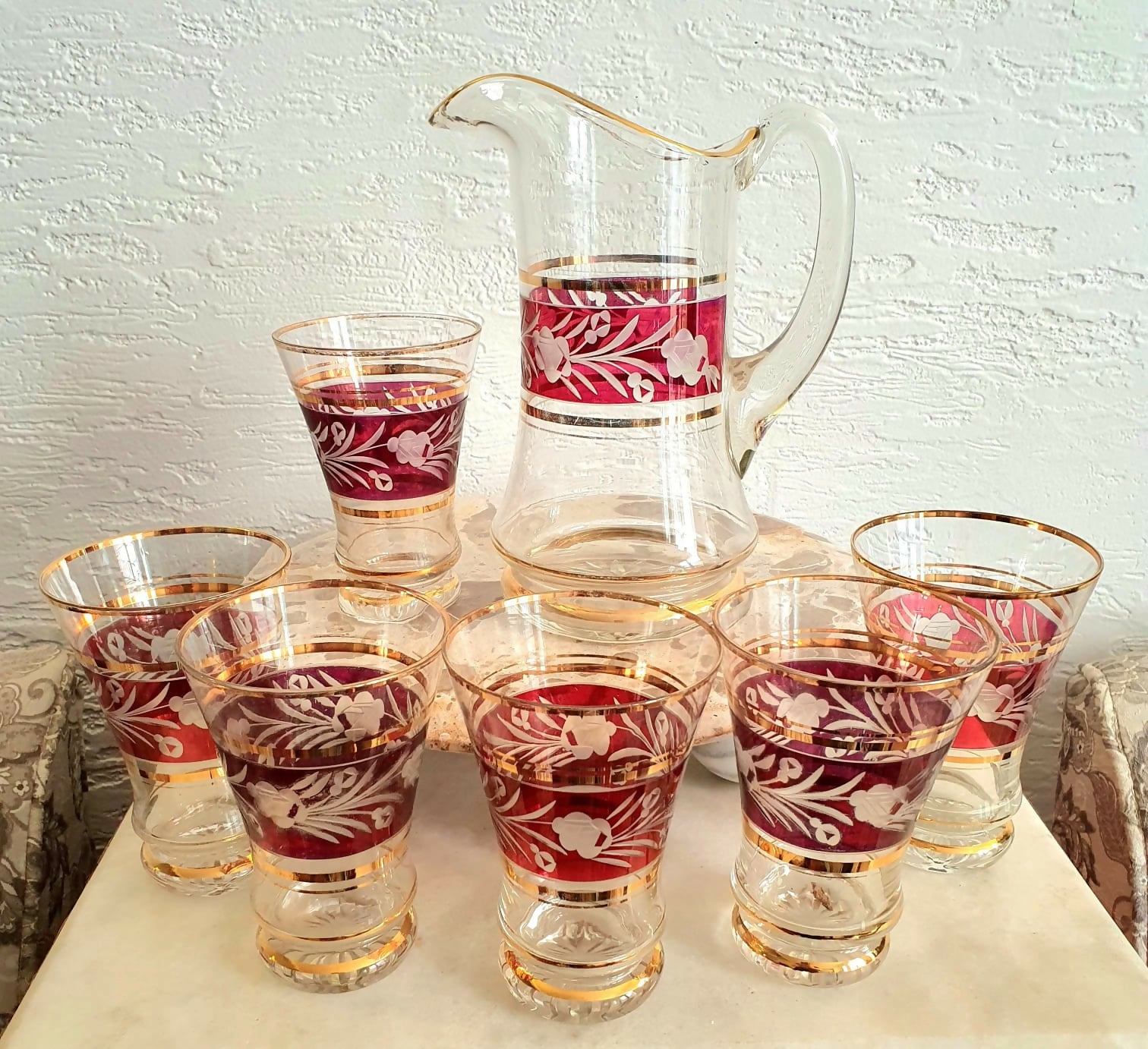 Conjunto de jarra e copos em vidro vintage, anos 60, com lapidação floral estilizada e detalhes em frisos dourados. Lindo e impecável.