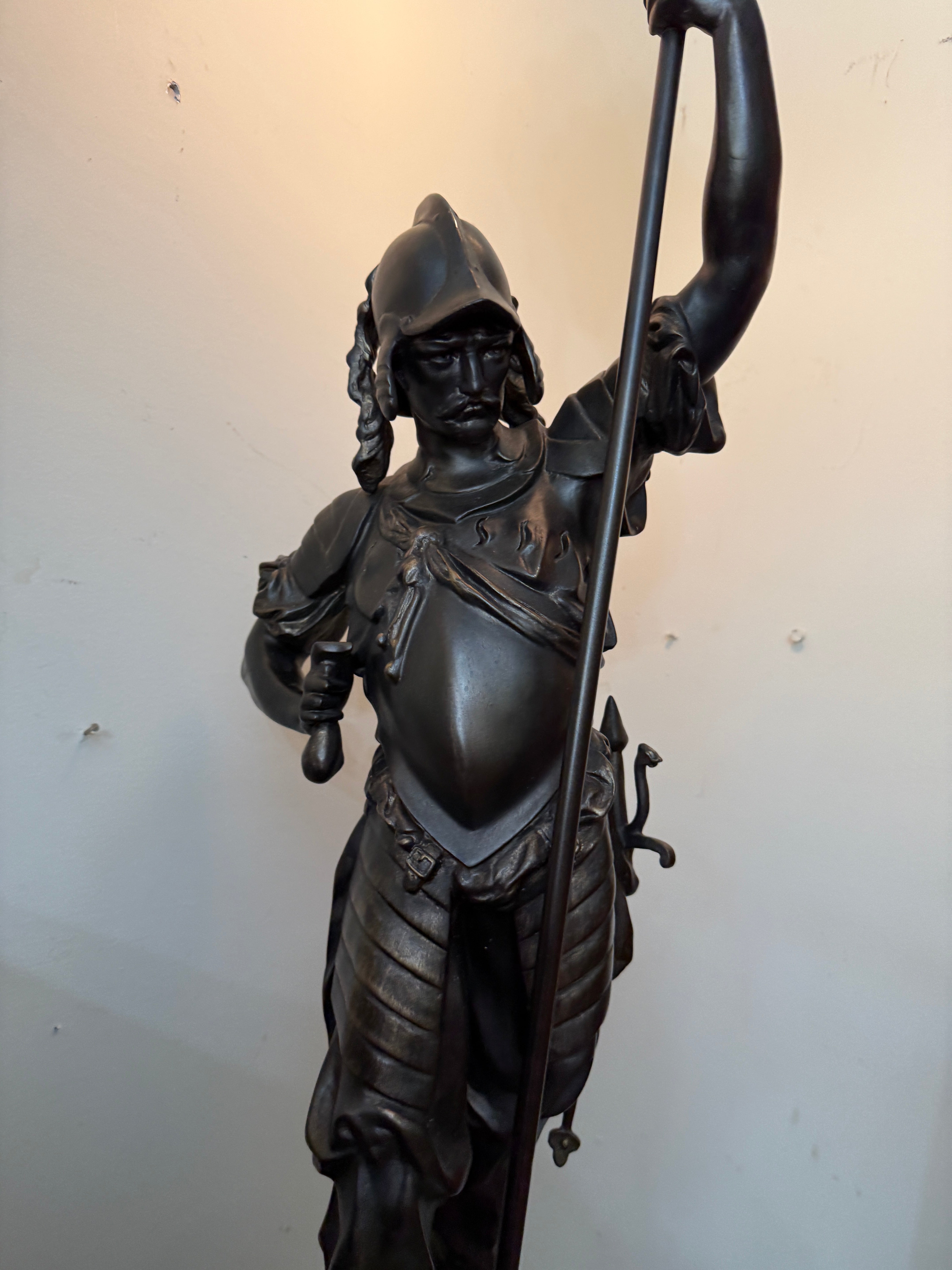 Belissima Luminária com escultura de petit bronze, representando um Guerreiro