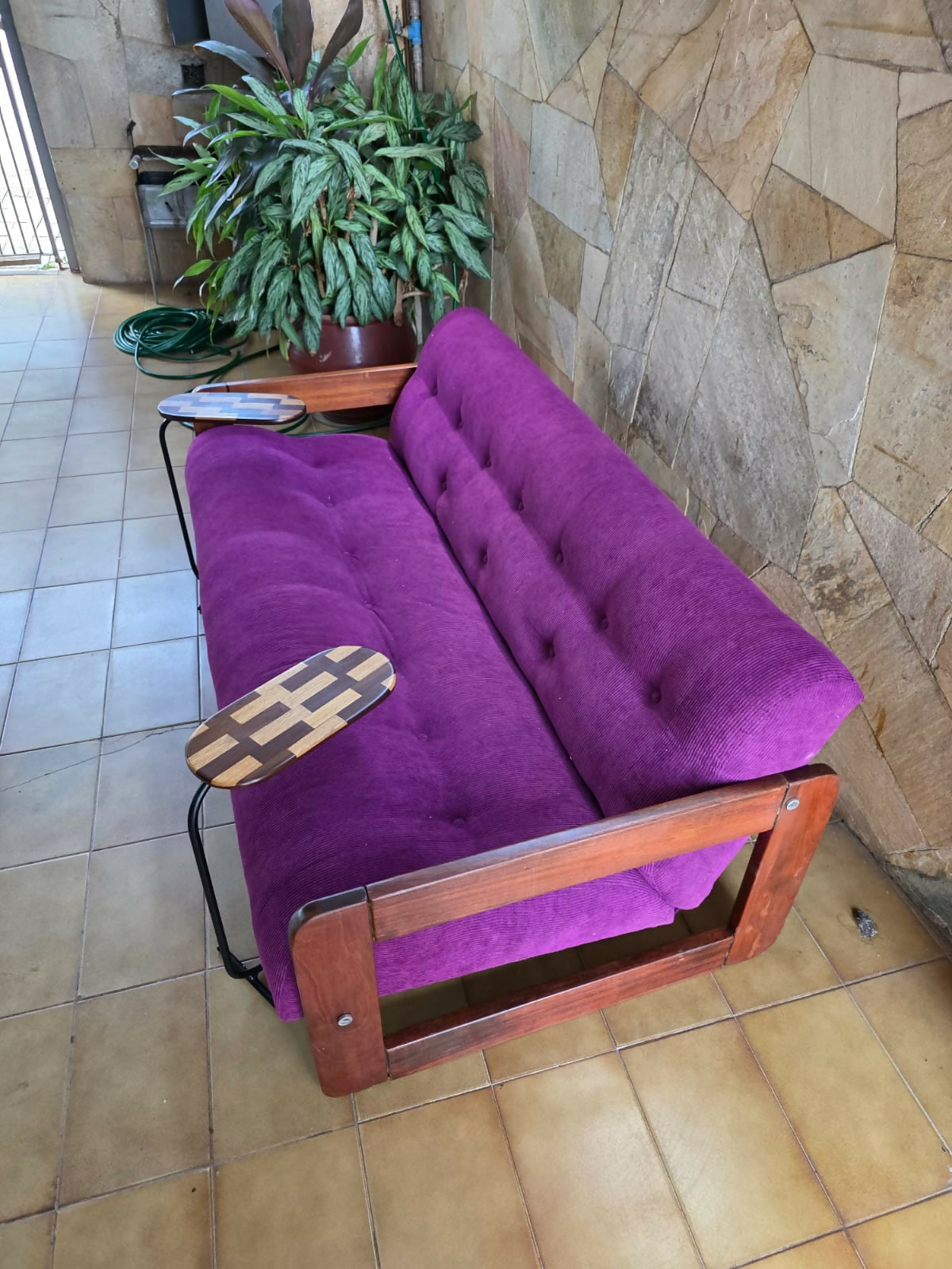 Sofá Percival Lafer MP-185, tecido veludo cotele roxo.