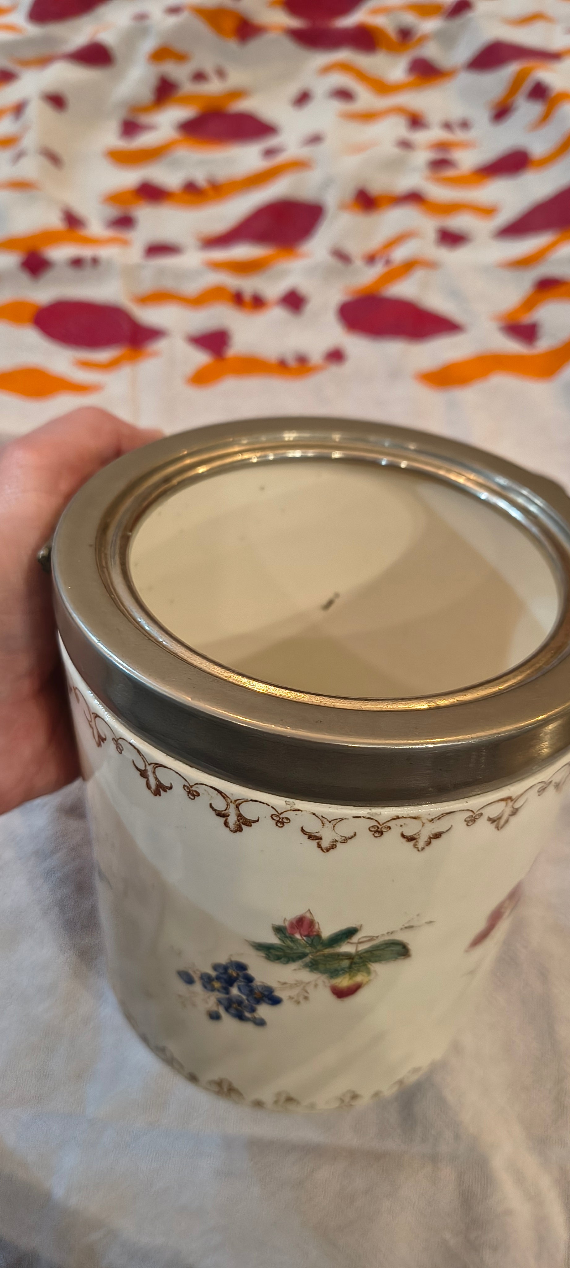 Biscoteira de cerâmica portuguesa com pintura floral e tampo em metal 