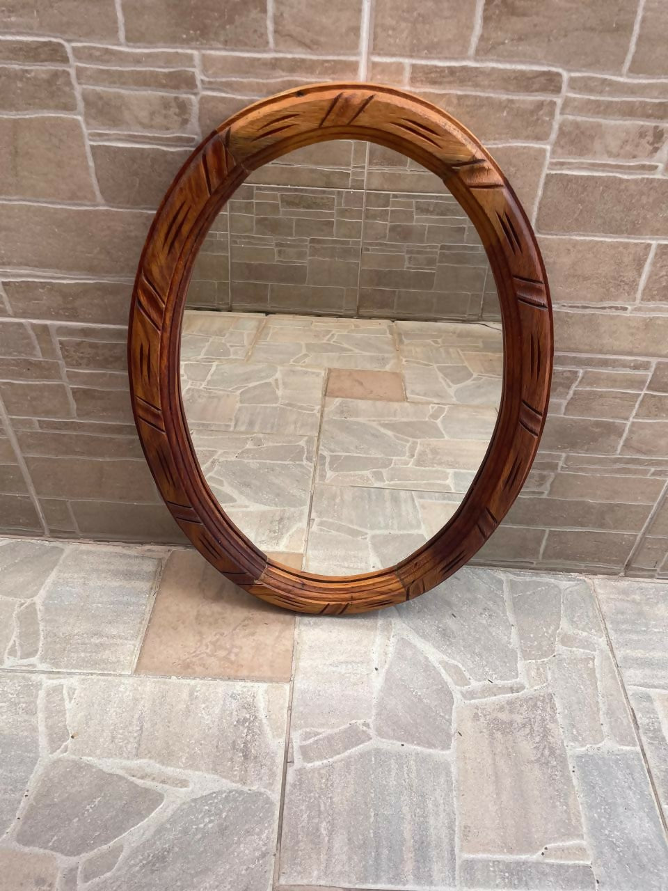 Espelho com moldura em madeira.