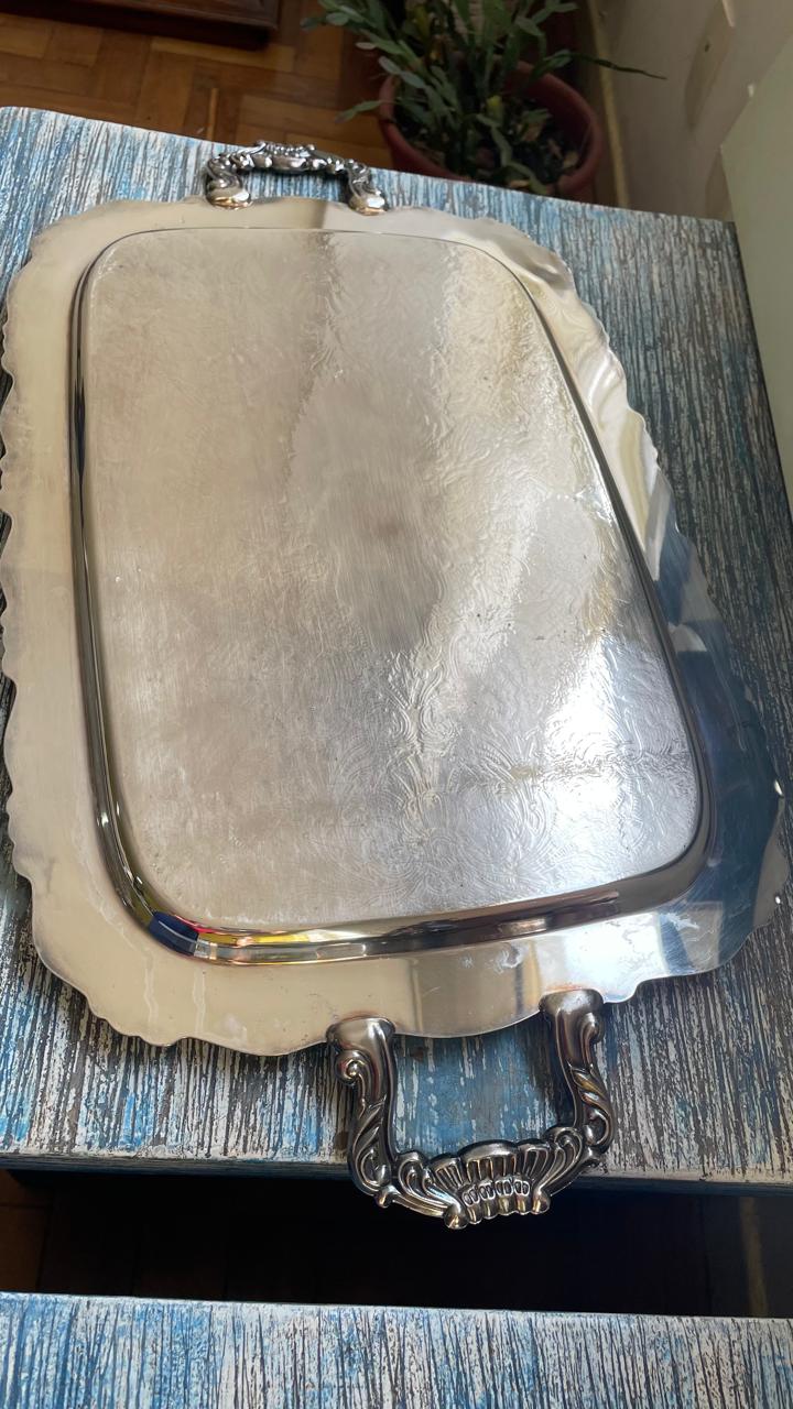 Bandeja Clássica retangular em prata com desenhos nas alças 