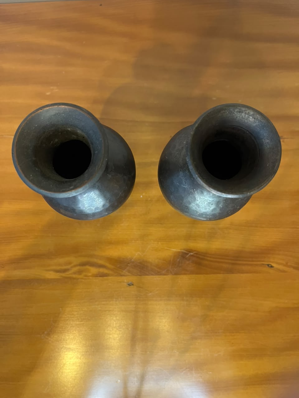 Par de Vasos Decorativos em Metal com Detalhes em Latão