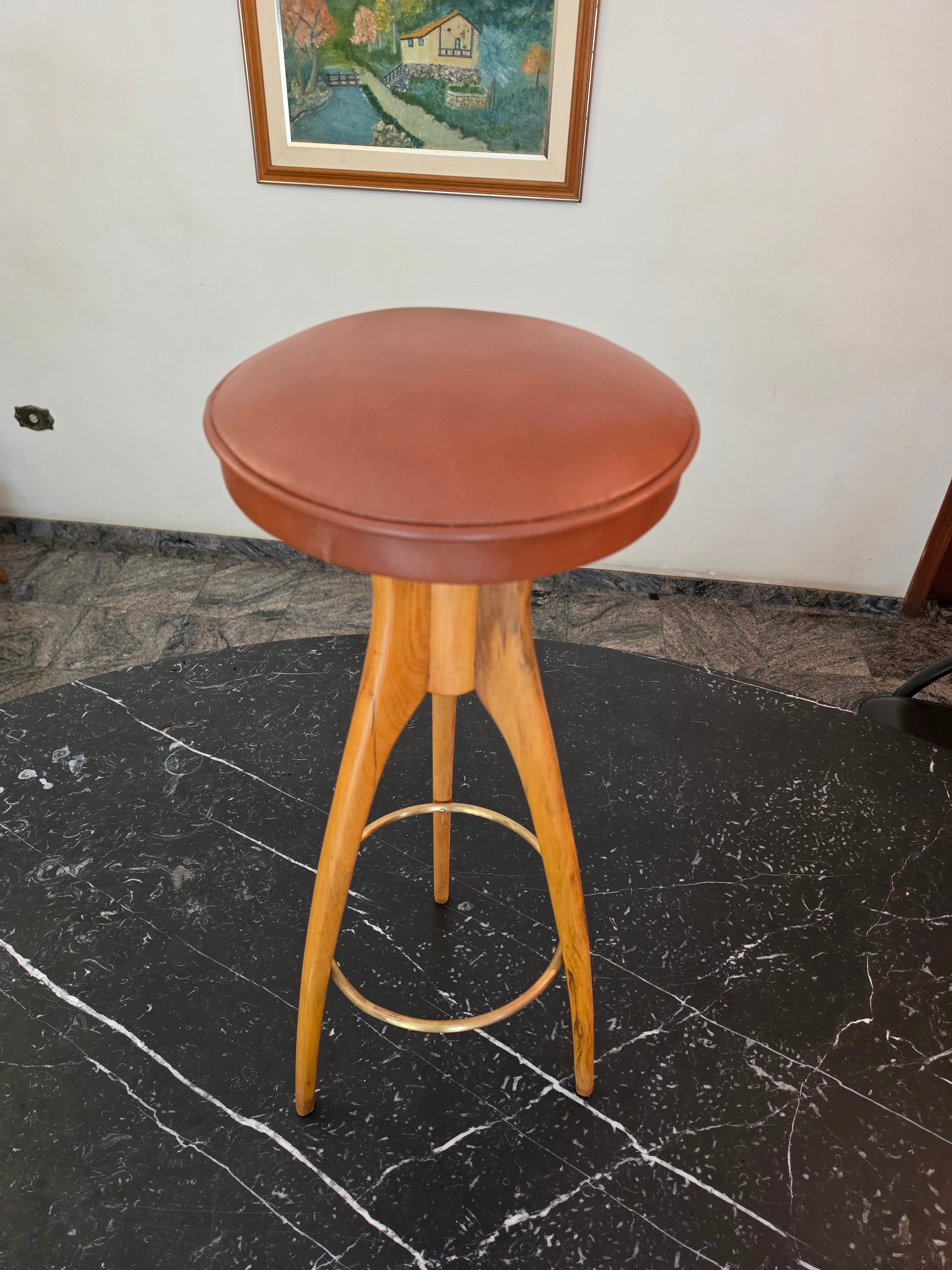 Banqueta Scapinelli redonda, em madeira clara com tapeçaria em couro marrom - peça restaurada 