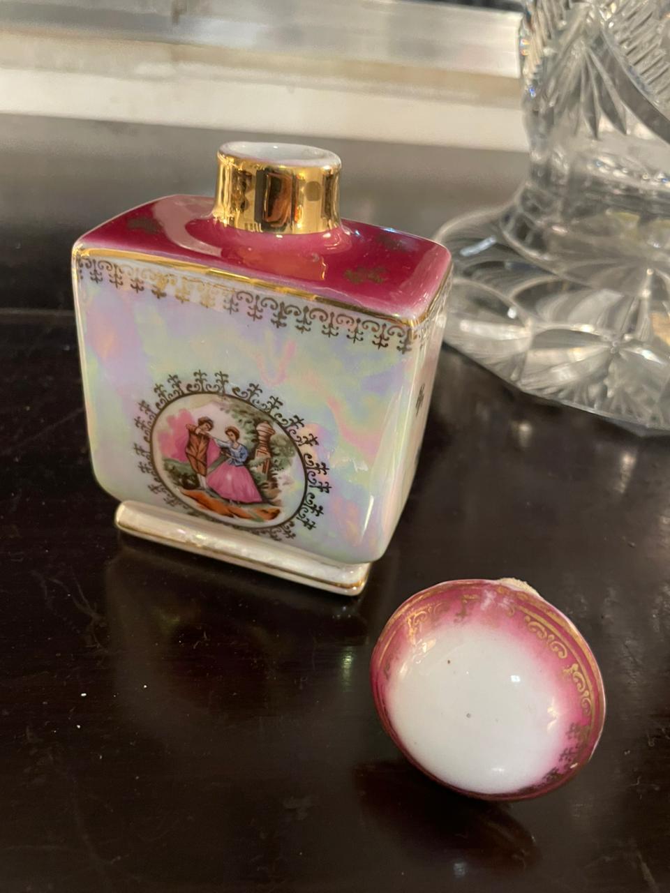 Perfumeiro em porcelana com cena galante 
