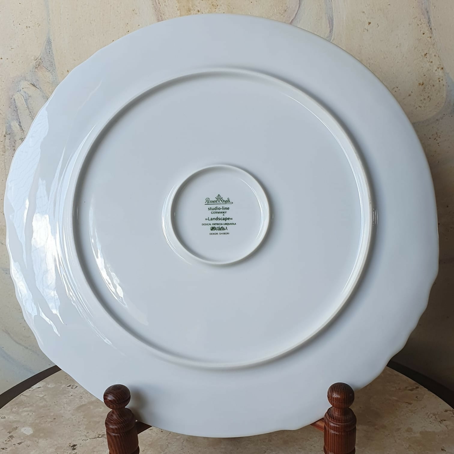 Prato para bolo em porcelana Ultrafina Rosenthal, linha Studio Line, por Patrícia Urquiola, estilo Shibori