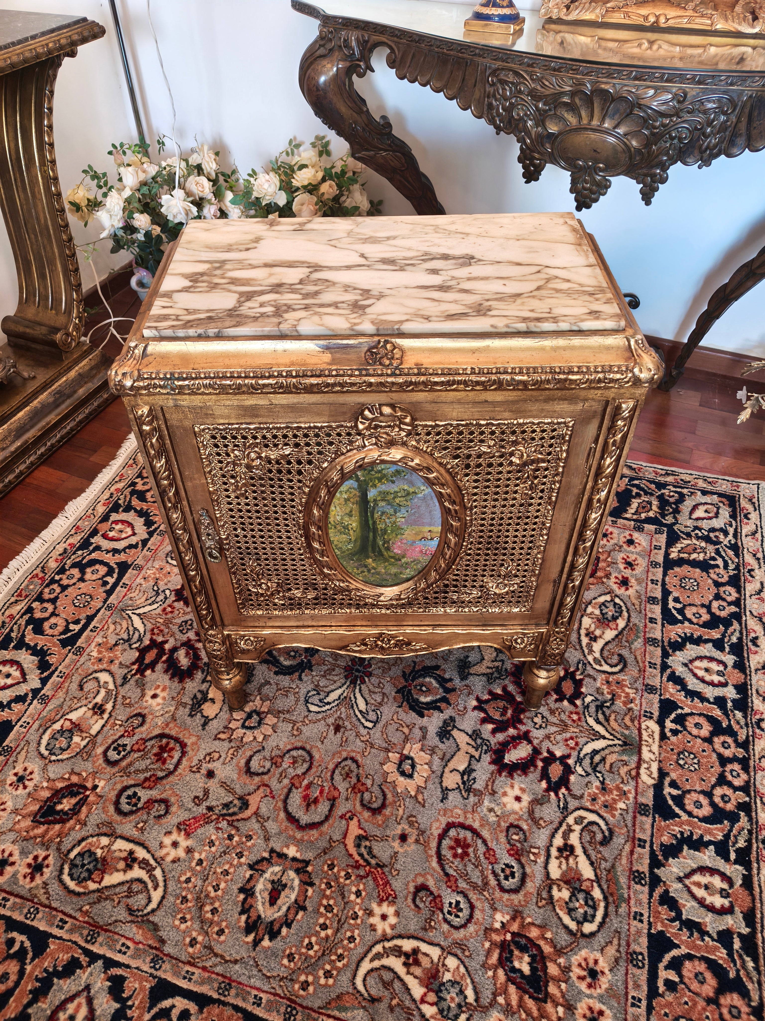 Antigo Gabinete Musiquero em dourado Estilo Luís XVI com tampo em pedra e porta com palhinha e pintura oval 