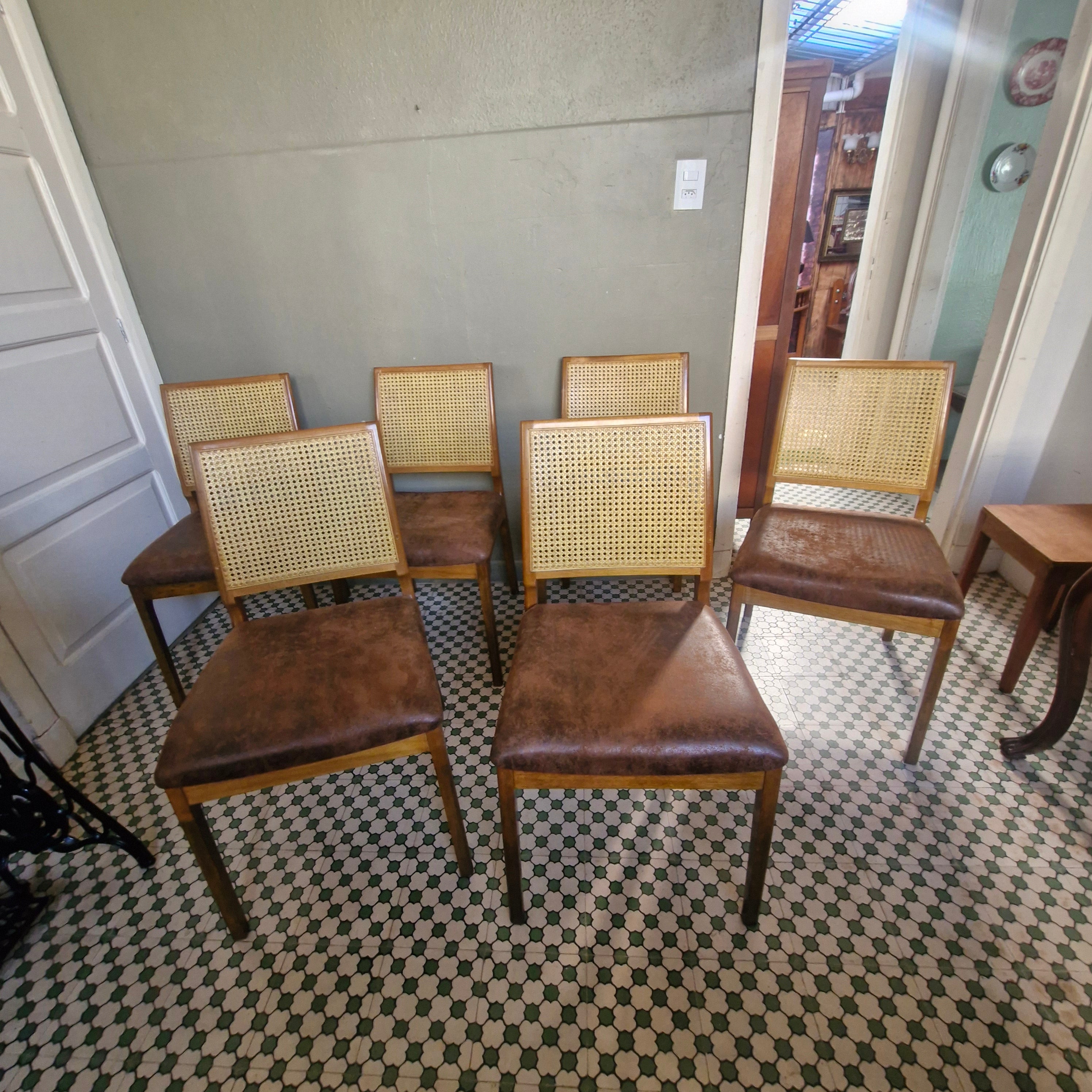 Conjunto com 6 Cadeiras restauradas com estofado marrom e encosto em palhinha 