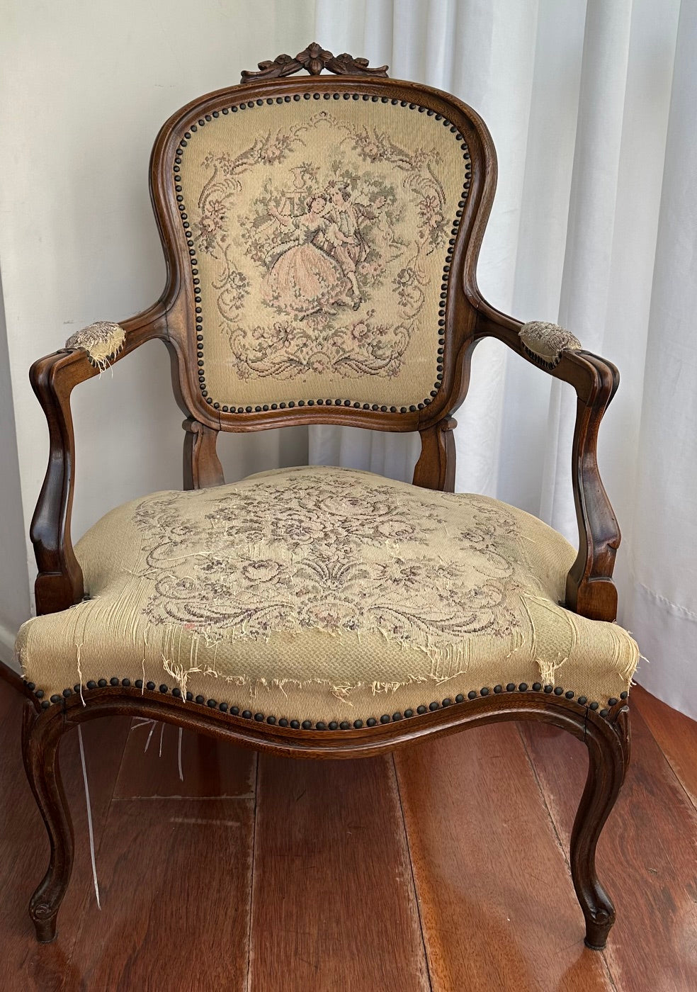 Antiga poltrona Luis XV com braço toda original com estofado Gobelin floral 