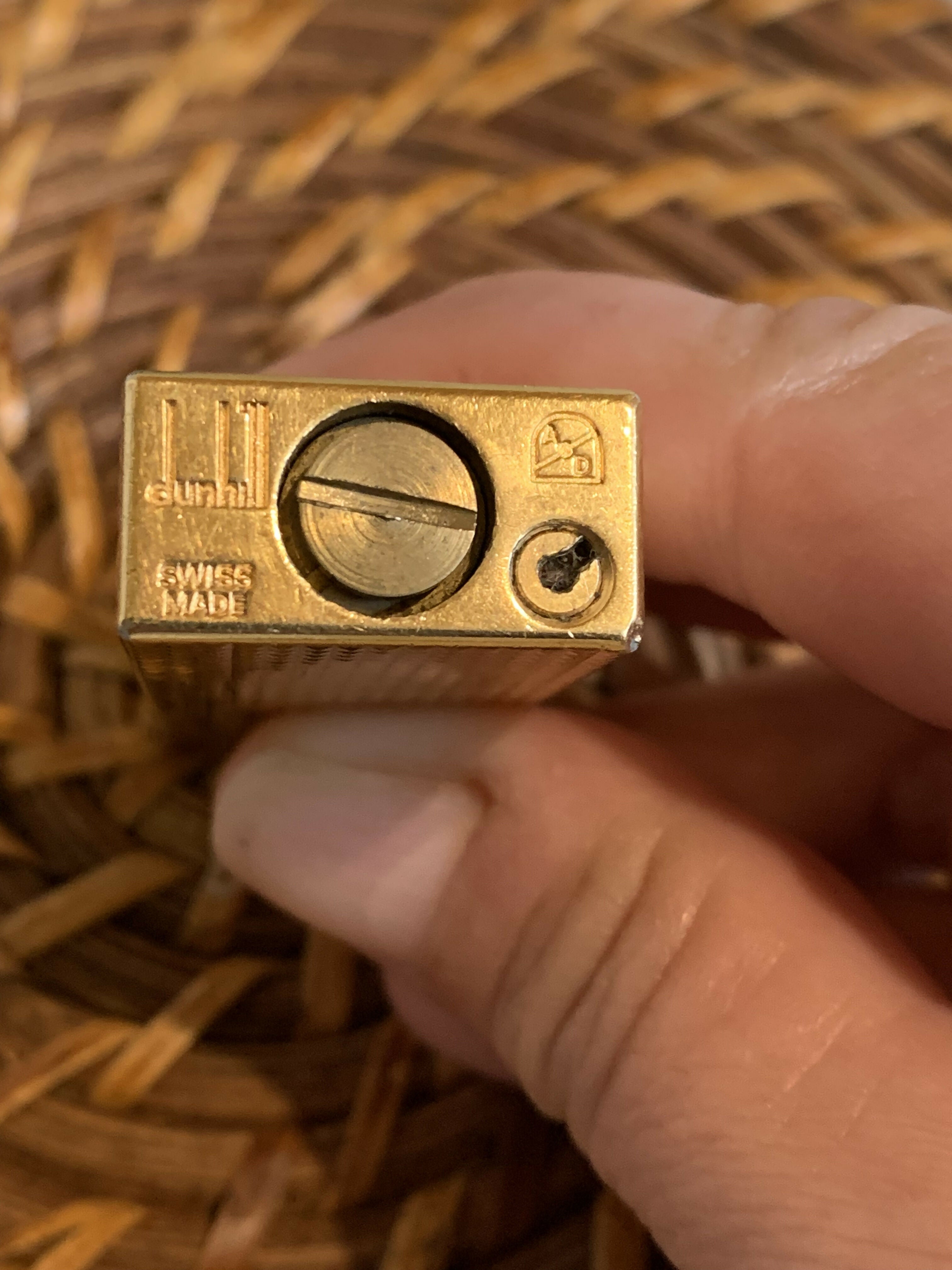 Isqueiro Dunhill banhado em ouro 18K para colecionadores