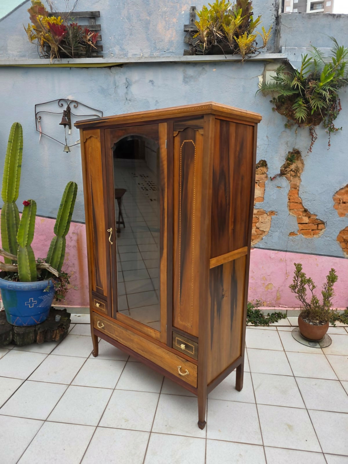 Guarda Roupa centenário em marchetaria e vidro bisotê