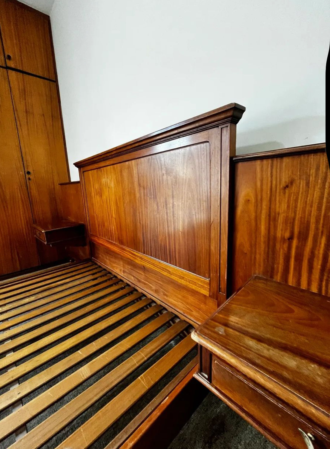 Cama de casal vintage com mesa de cabeceira removível em madeira maciça - anos 50