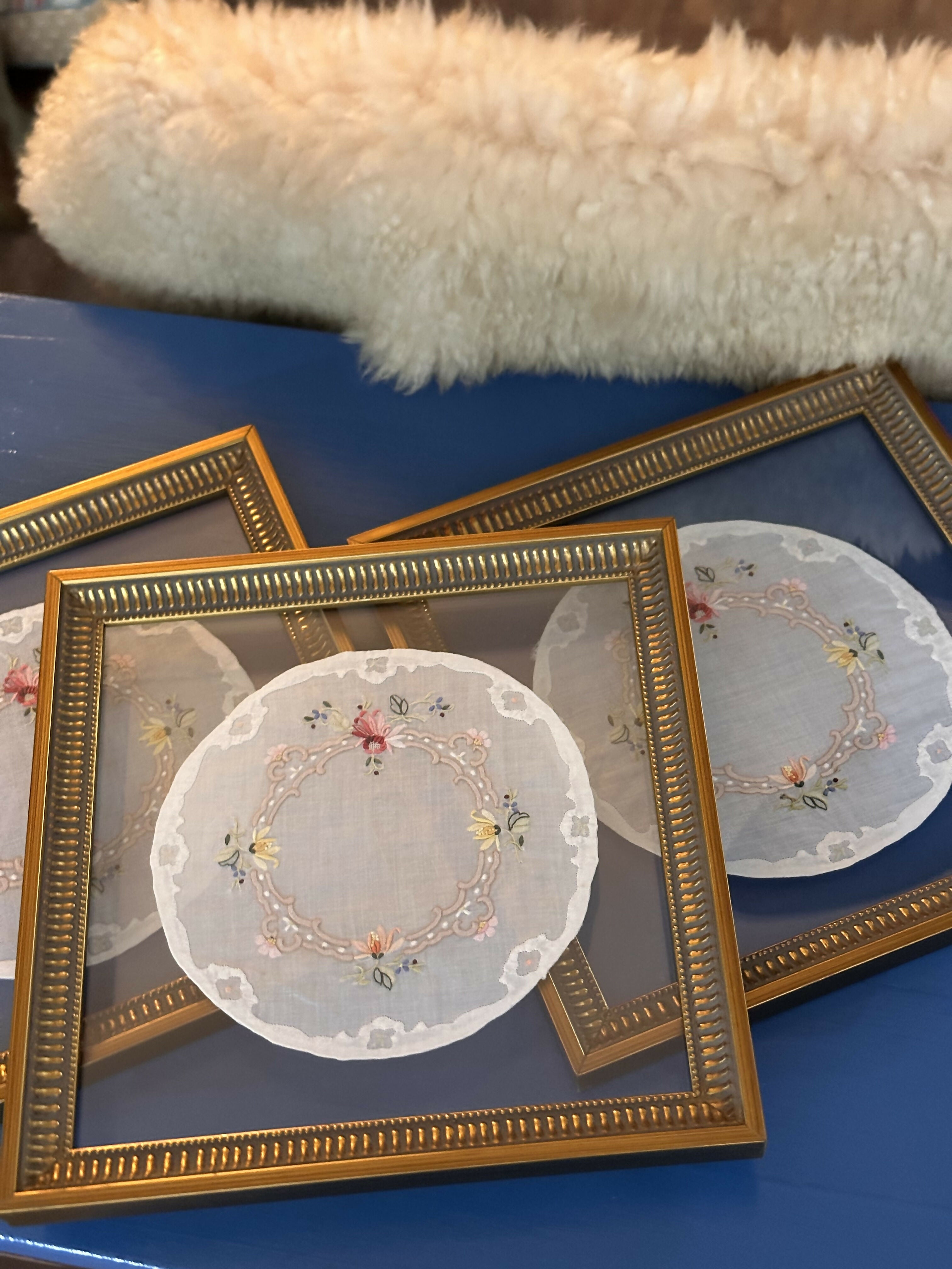 Vintage quadros em moldura dourada em madeira trabalhada , sendo vidro duplo e para dar o charme , toalhinha bordada ao centro ( ilha da Madeira) preço unitário