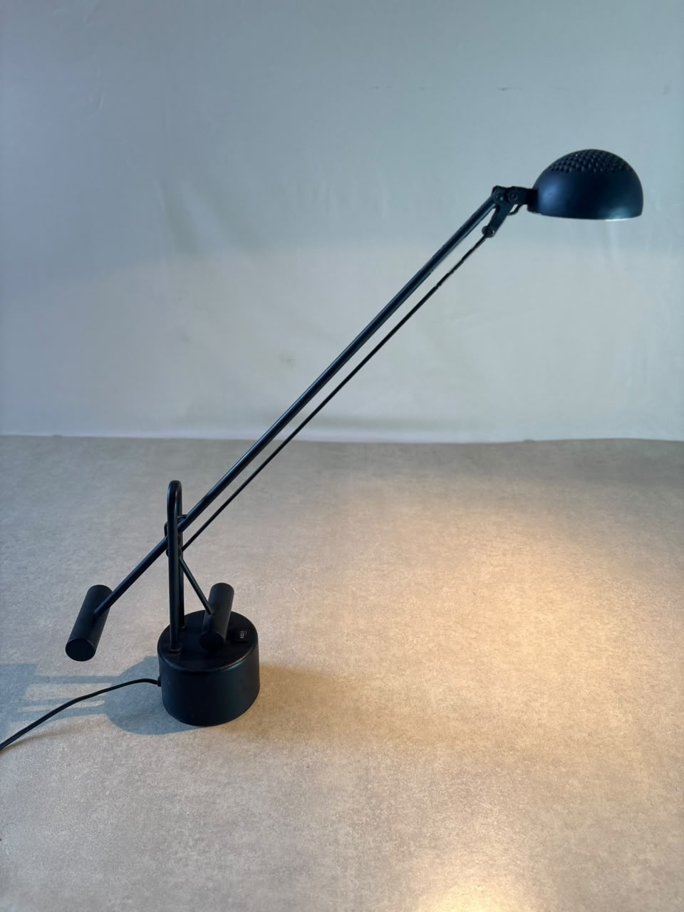 Luminária italiana Halo 80’s em metal preto 