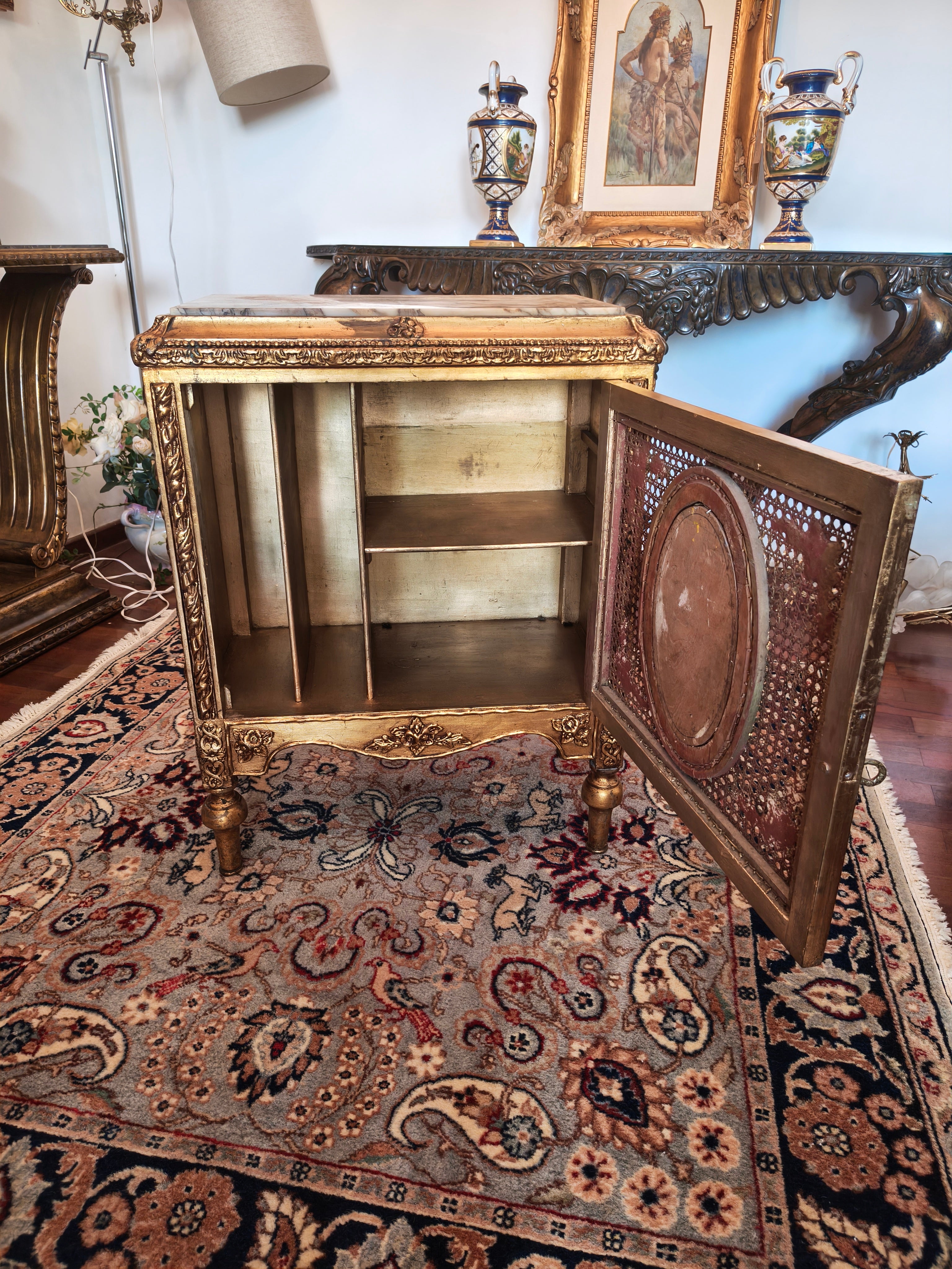 Antigo Gabinete Musiquero em dourado Estilo Luís XVI com tampo em pedra e porta com palhinha e pintura oval 