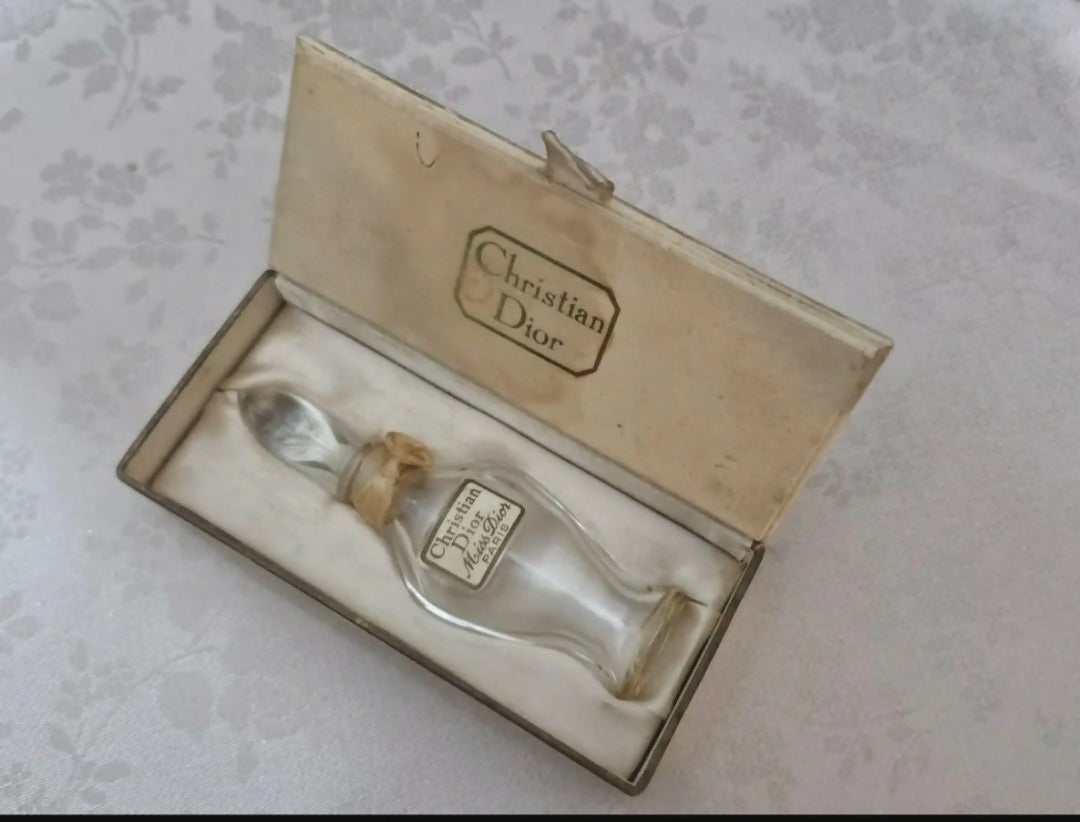 Coleção Rara de Frascos de Perfumes Franceses