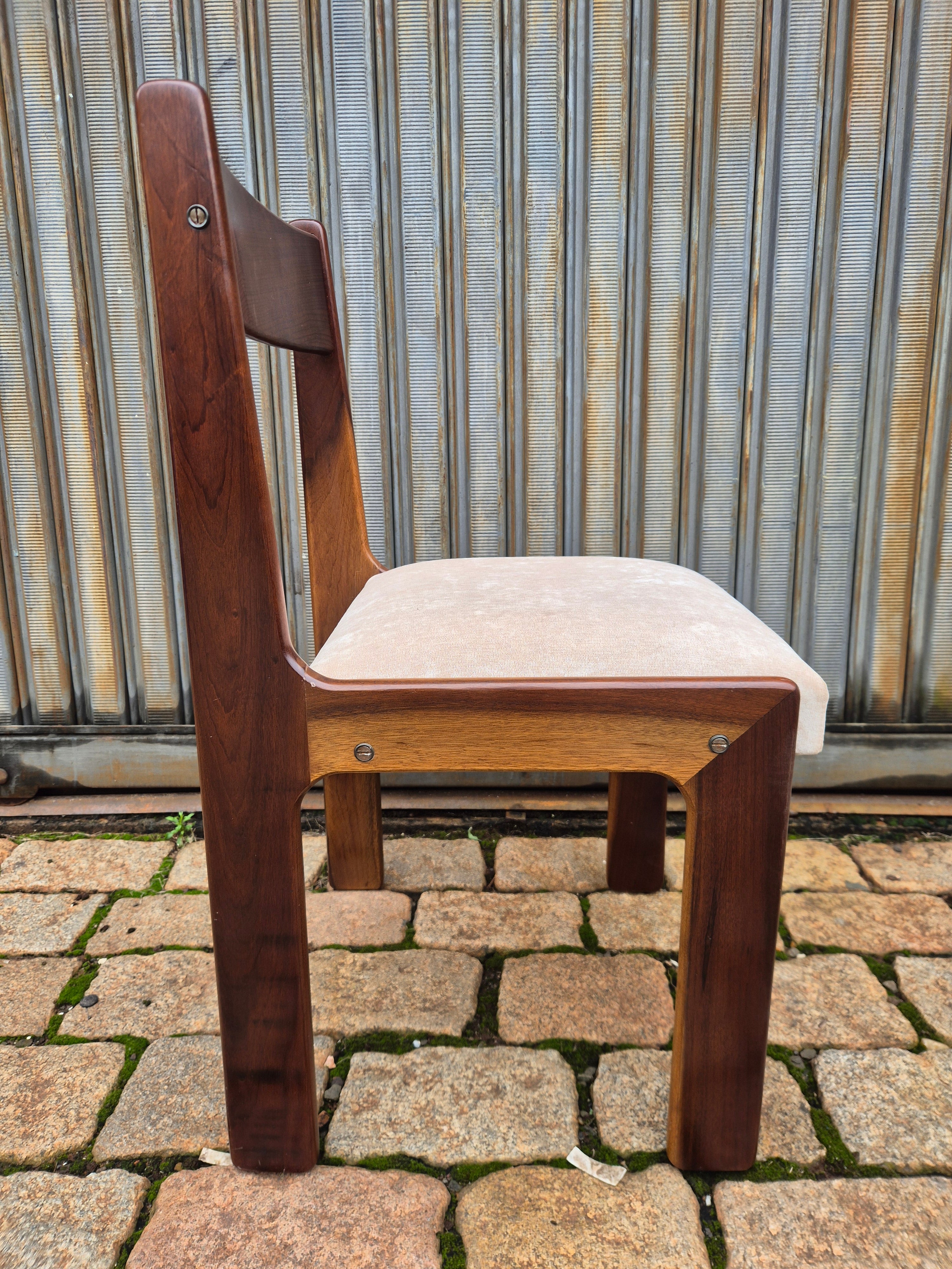 Cadeira vintage modernista em Imbuia e estofado novo em chenile claro