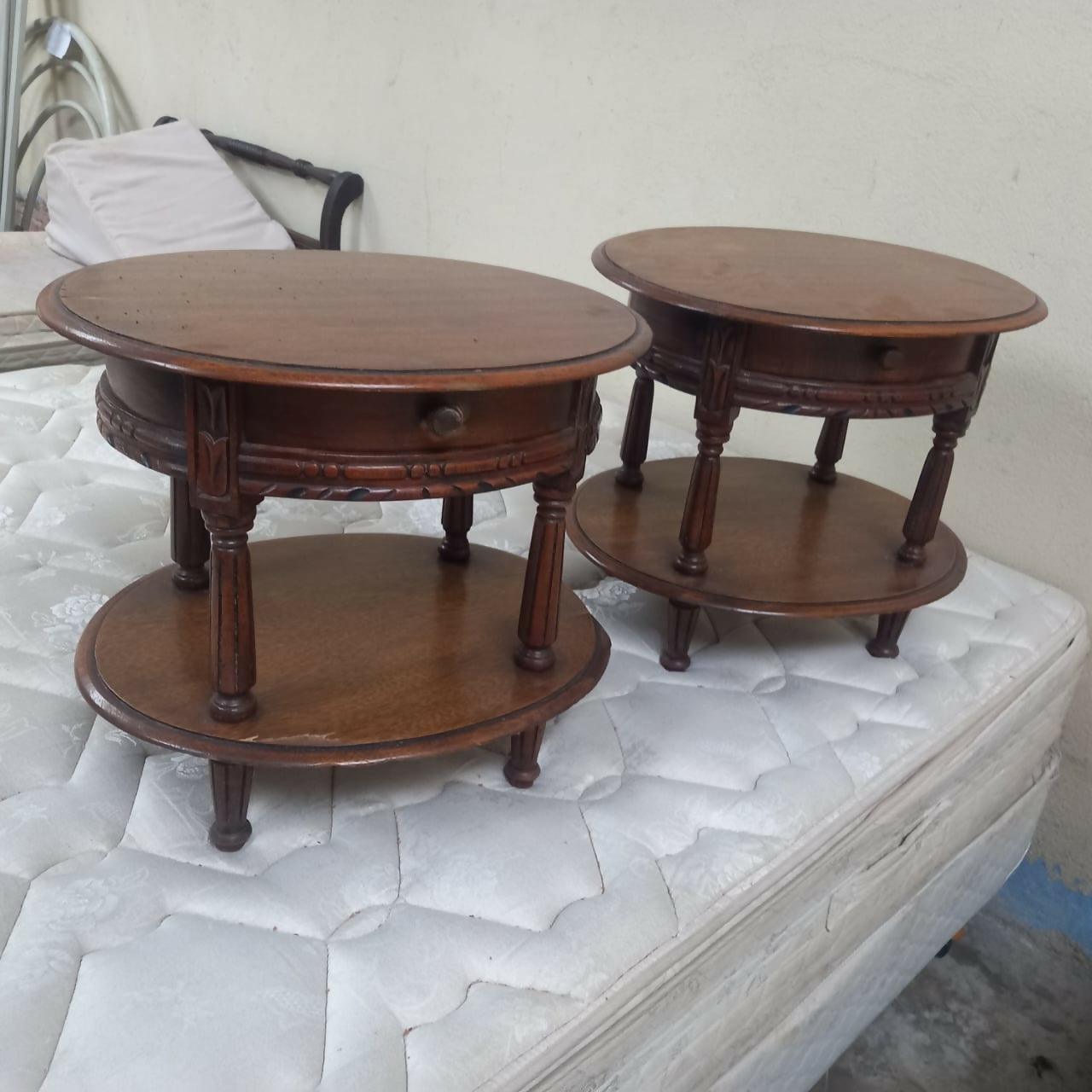 Cama de casal com par de móveis de cabeceira