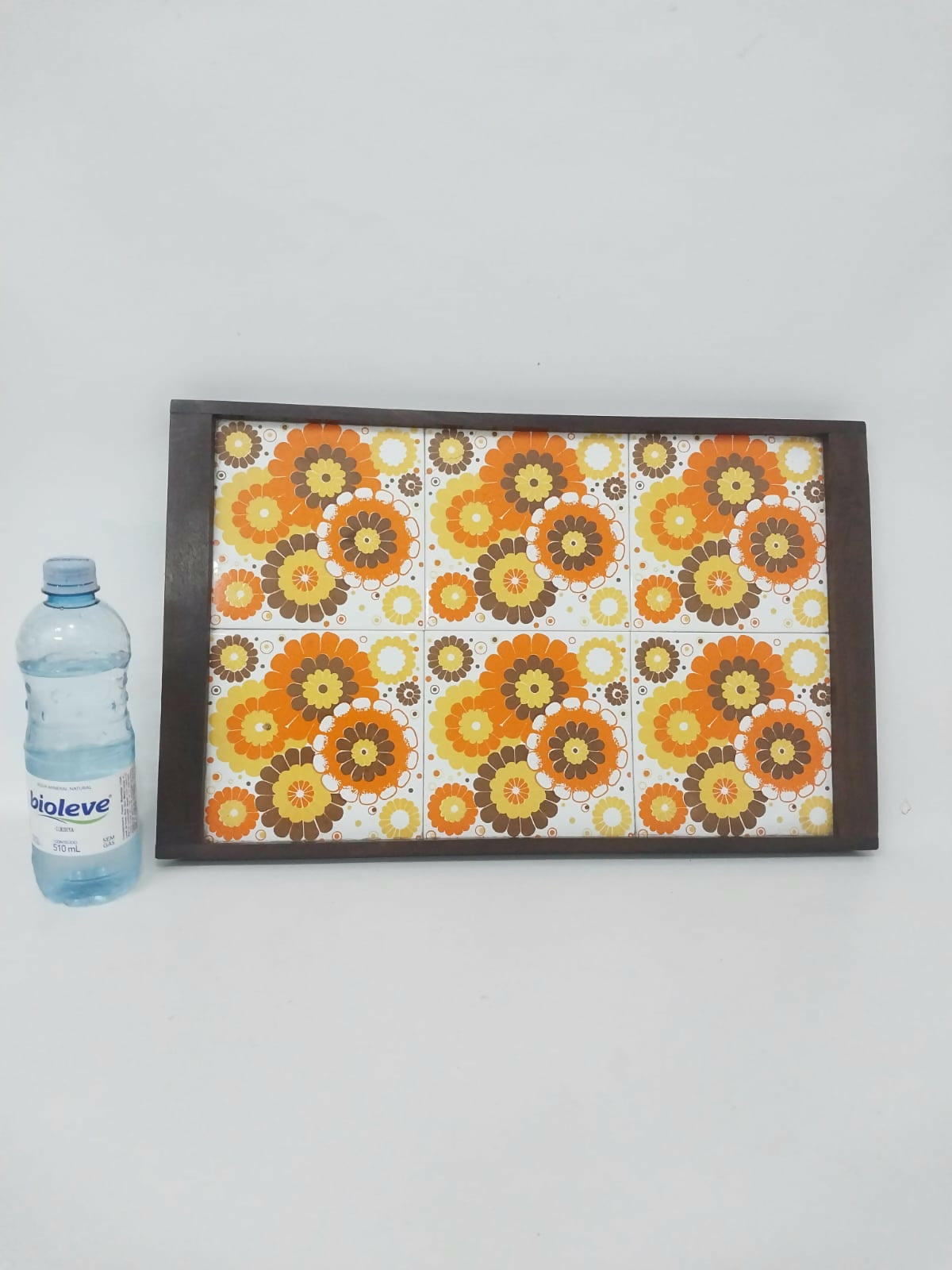 Bandeja Anos 70 em Madeira nobre com azulejo Floral