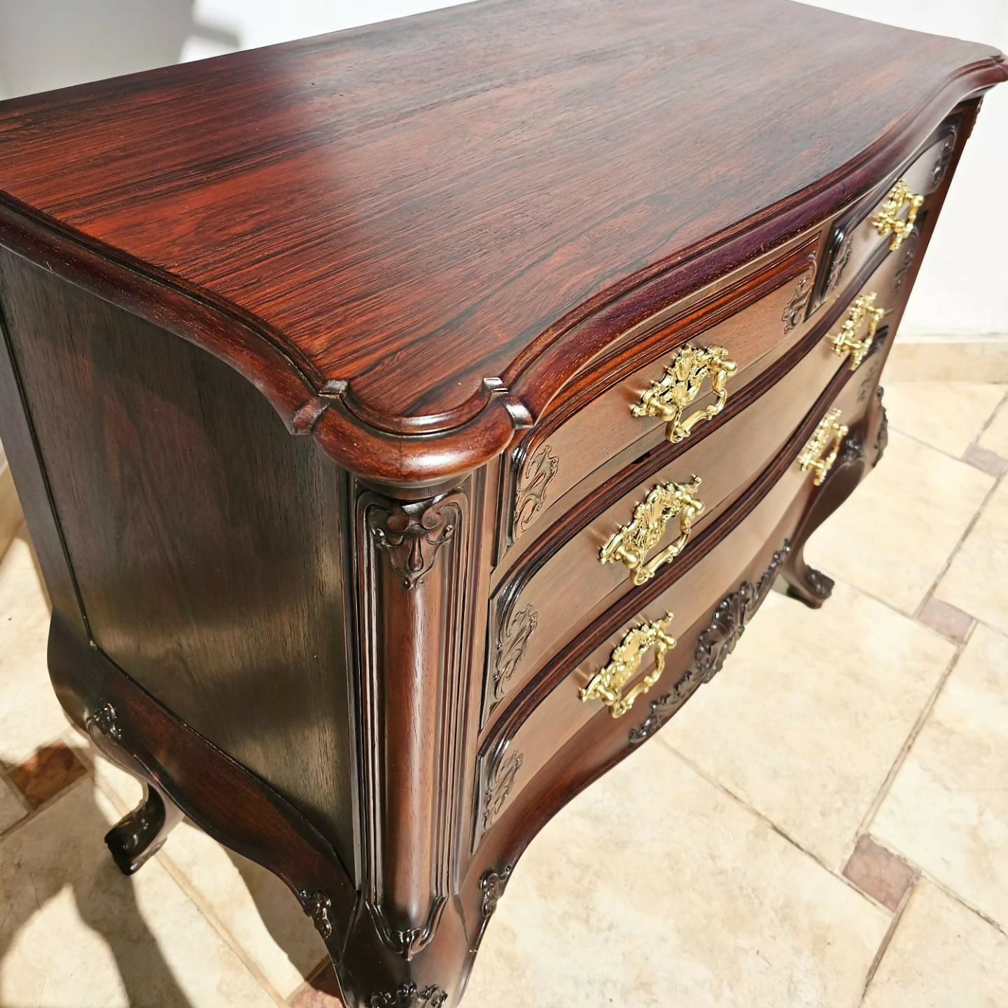 Antiga cômoda Dom José, jacarandá maciço, puxadores em bronze e selo original.