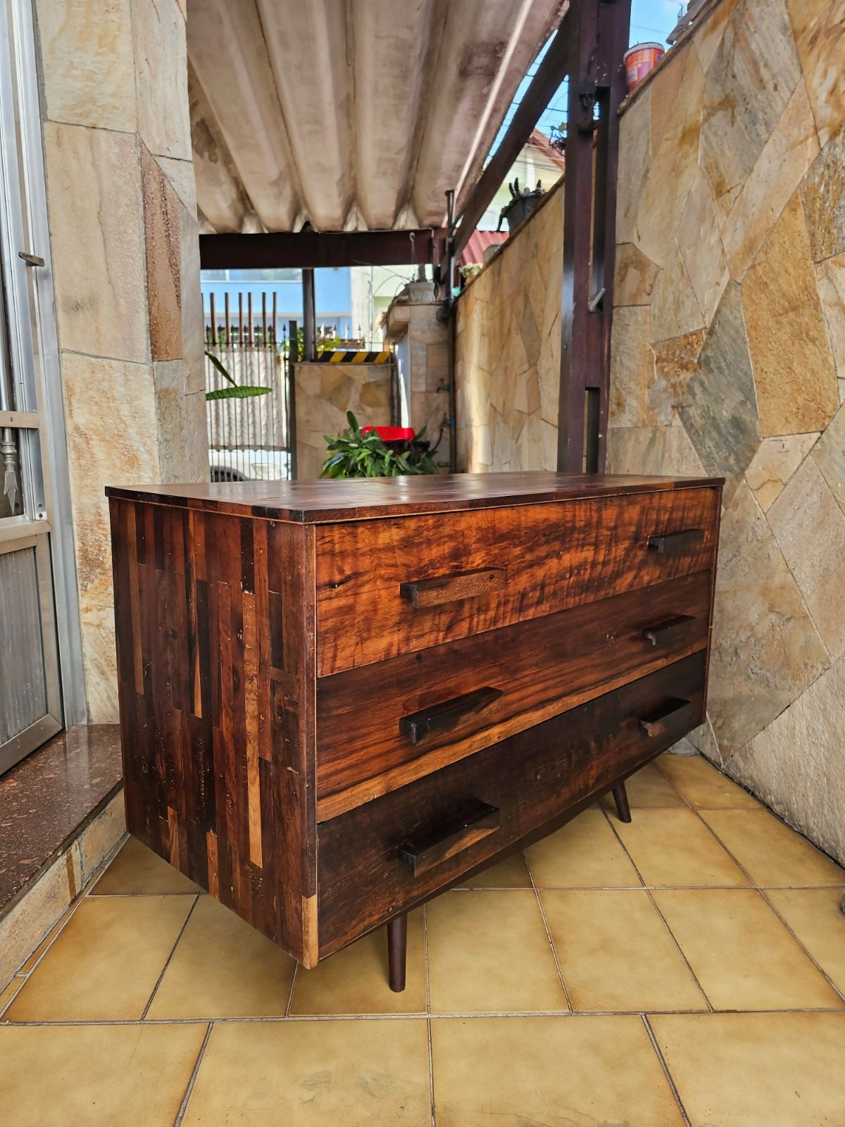 Cômoda Cimo taqueada em imbuia maciça, década de 60, contendo 3 gavetas e pés palitos.