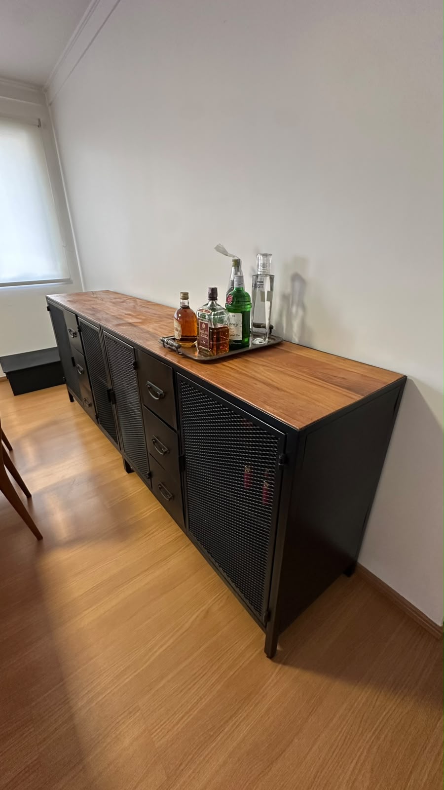 Buffet estilo industrial em madeira e metal em preto 