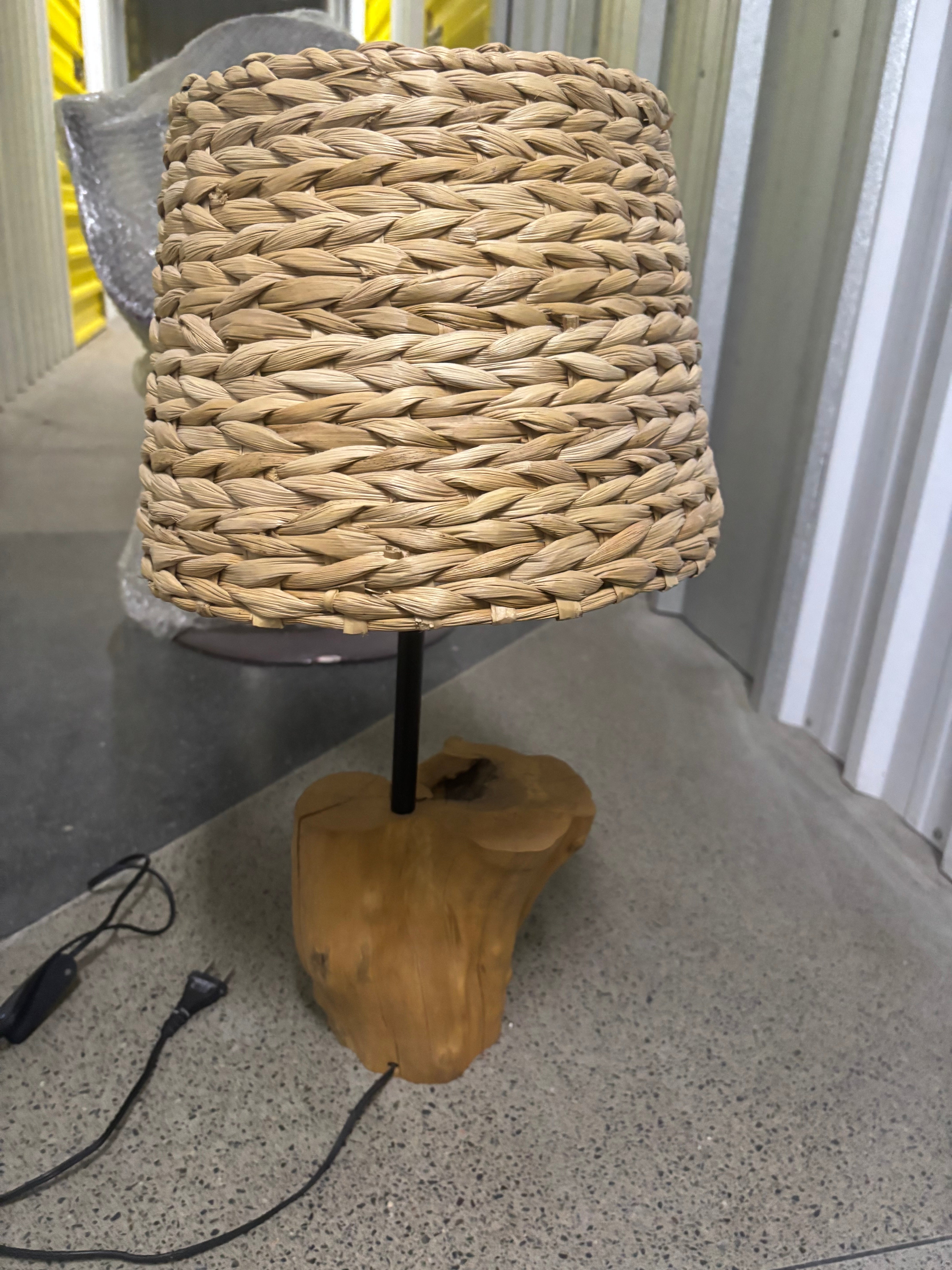 Luminária de palha com base em madeira maciça Tok &amp; Stok 