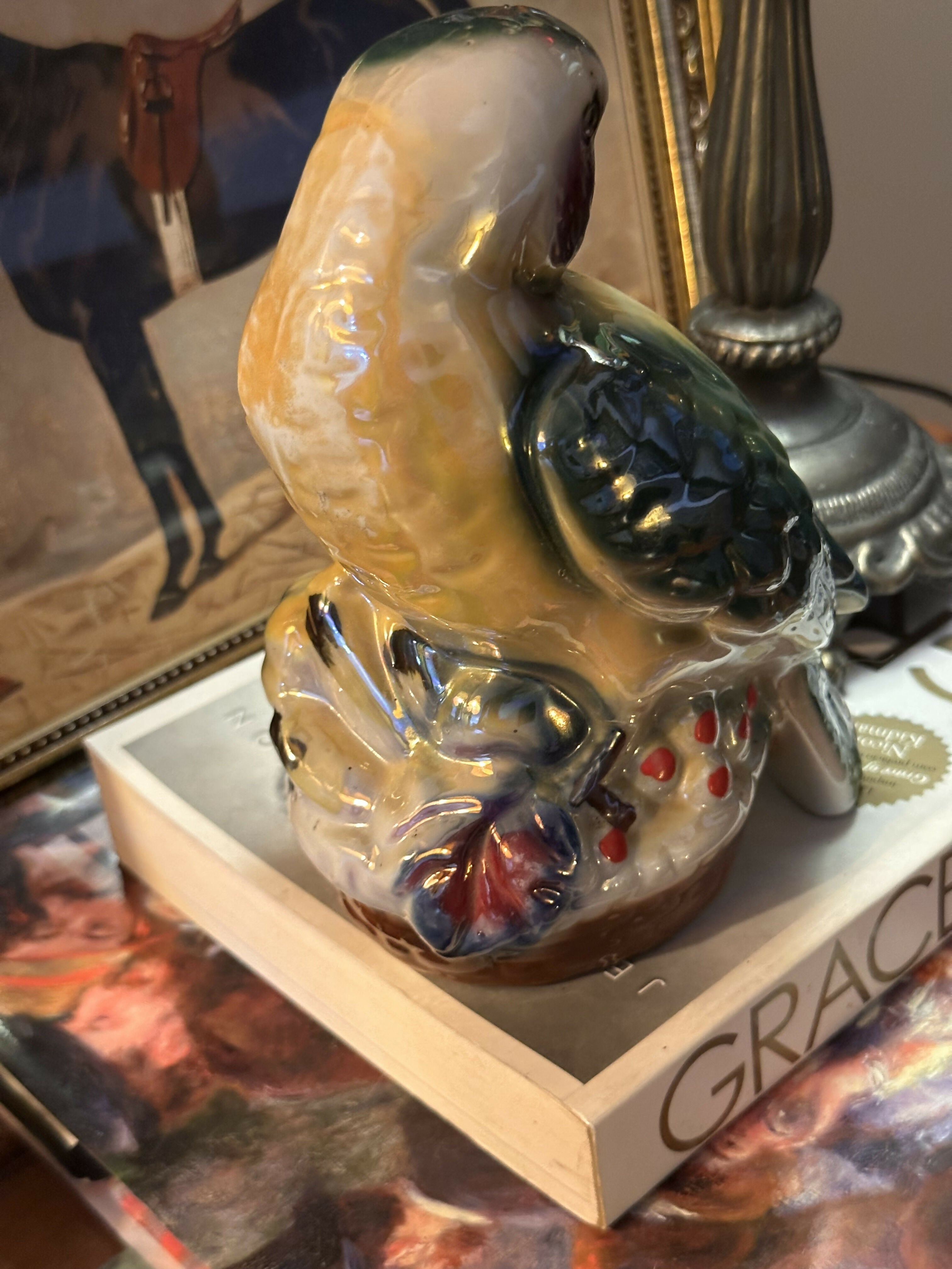 Estatueta antiga de porcelana vitrificada de papagaio