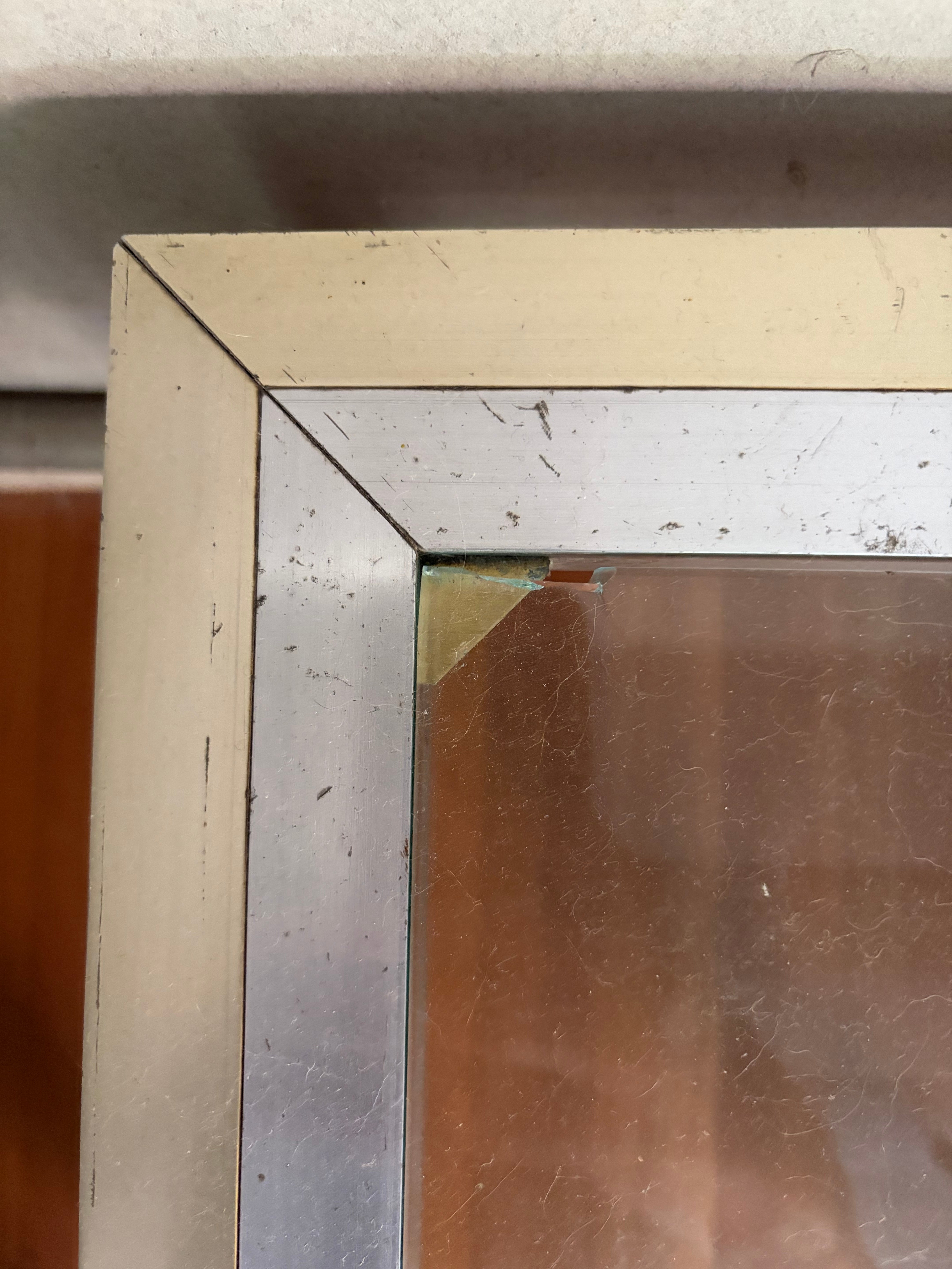 Mesinha lateral em vidro e metal prateado e dourado estilo Italiano 