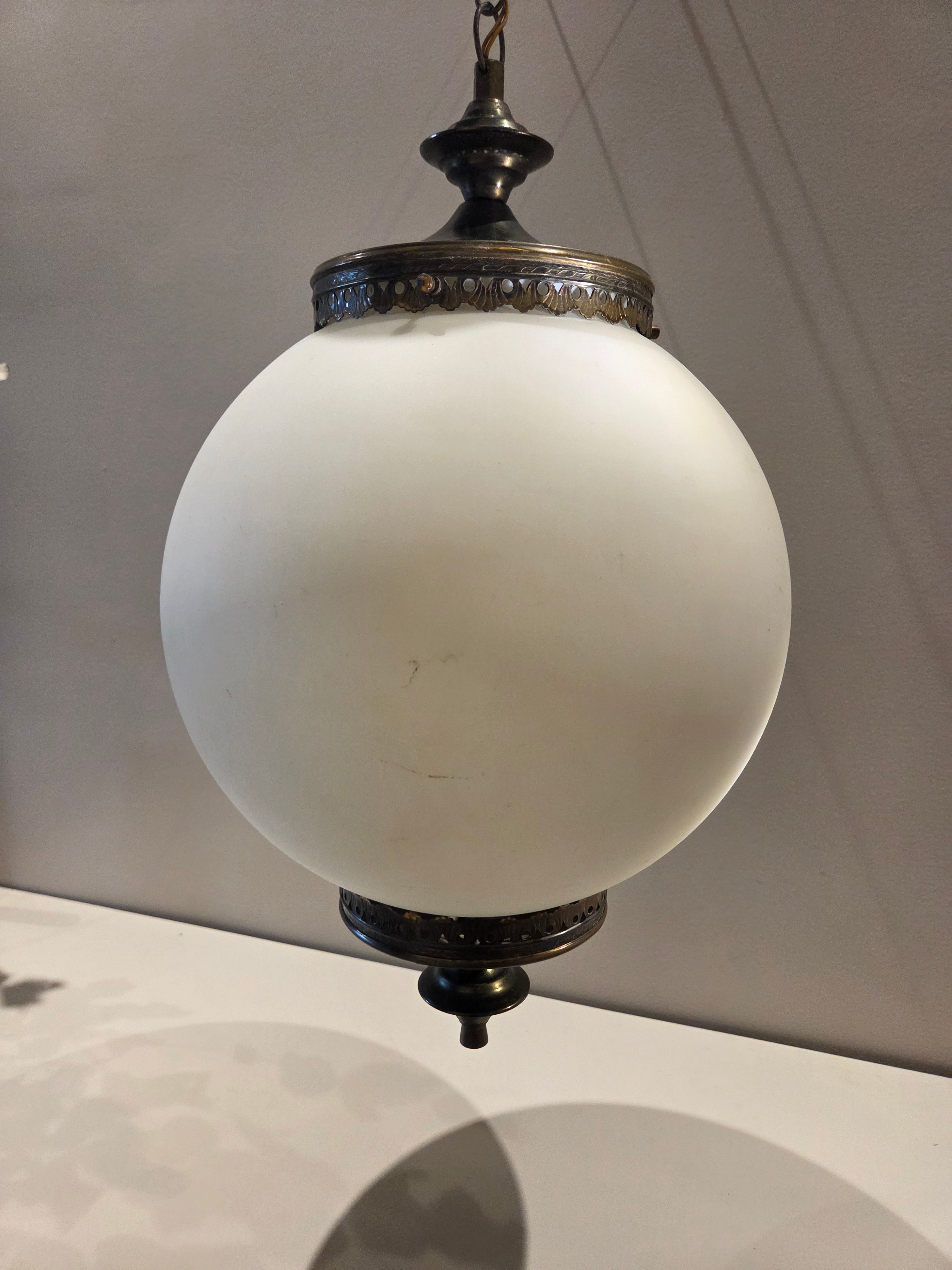 Lustre / luminária com globo opalino, década 1970.