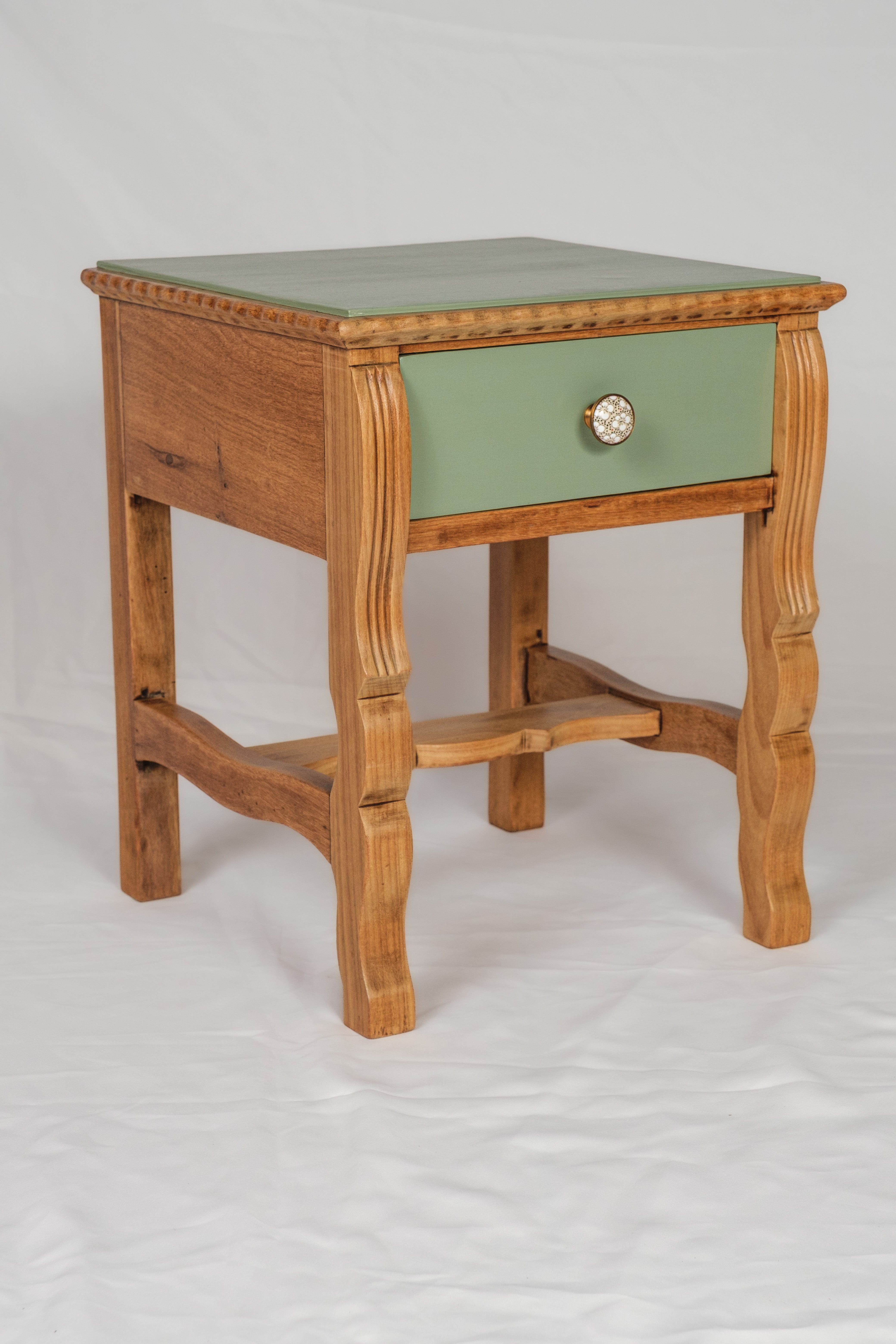 Mesa de Cabeceira Vintage em Madeira Clara com Gaveta Verde - Pistache