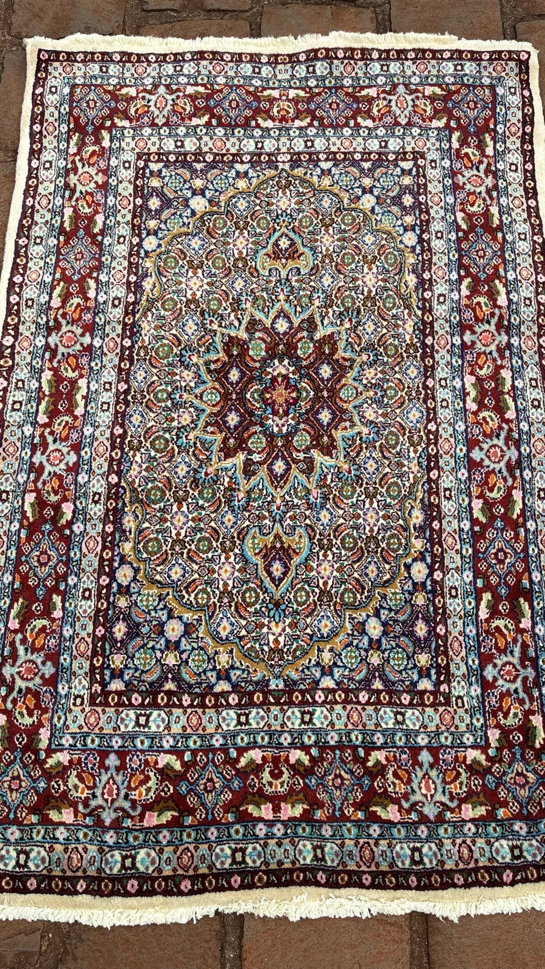 Tapete Persa Medallion fundo creme, azul e vermelho bordô com arabescos florais 