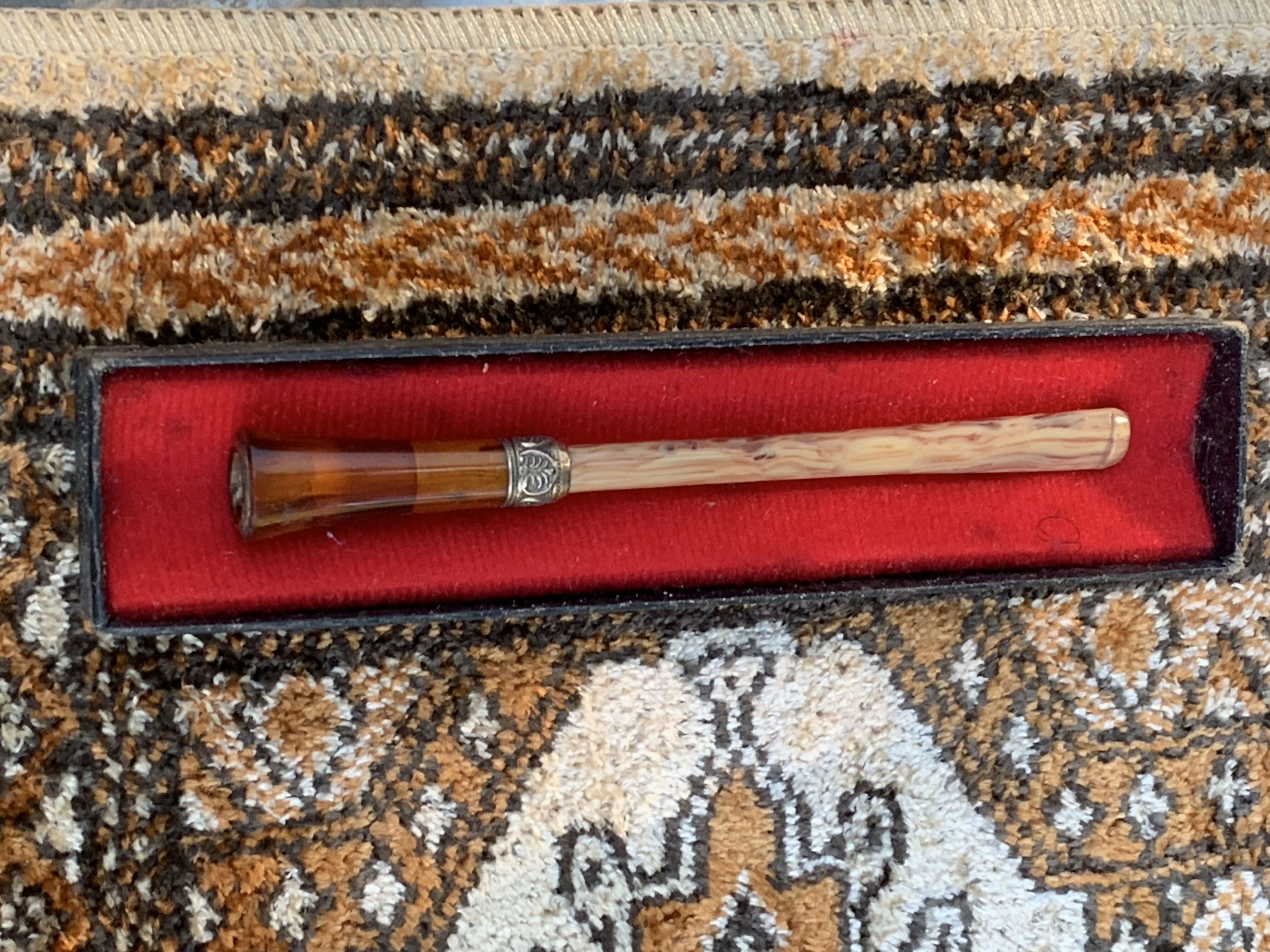 Piteira antiga com latão trabalhado - anos 30 / 40