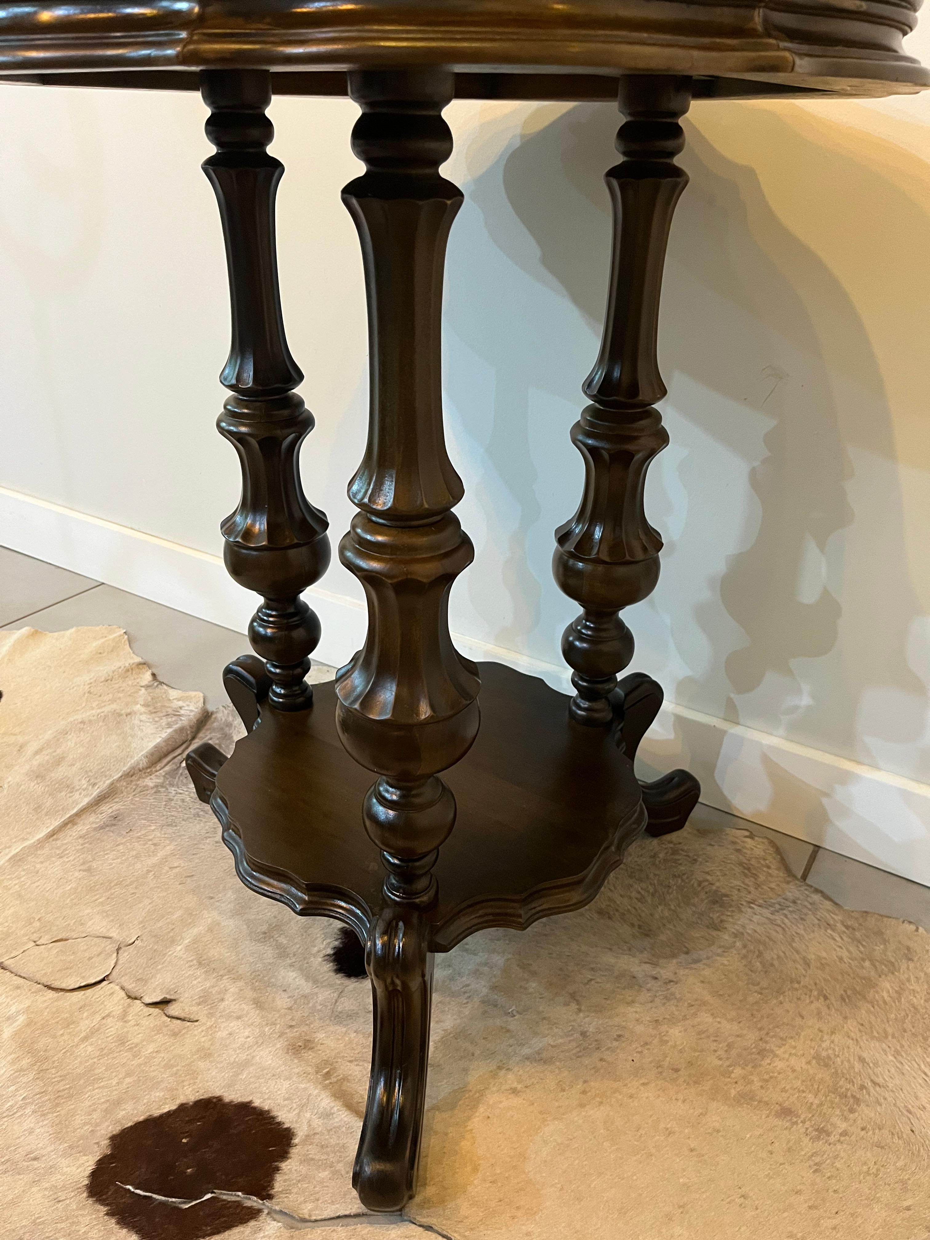 Mesa Lateral Arredondada Clássica em Madeira com Colunas Torneadas – 72 × 57 cm