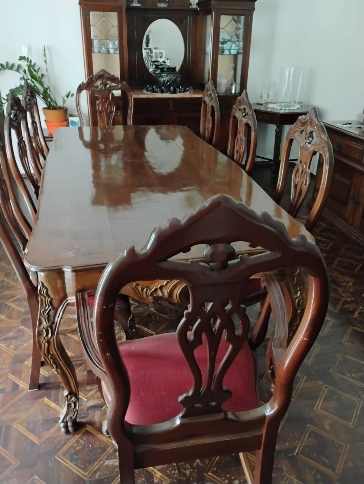 Mesa de jantar clássica em madeira maciça com 8 cadeiras estofadas